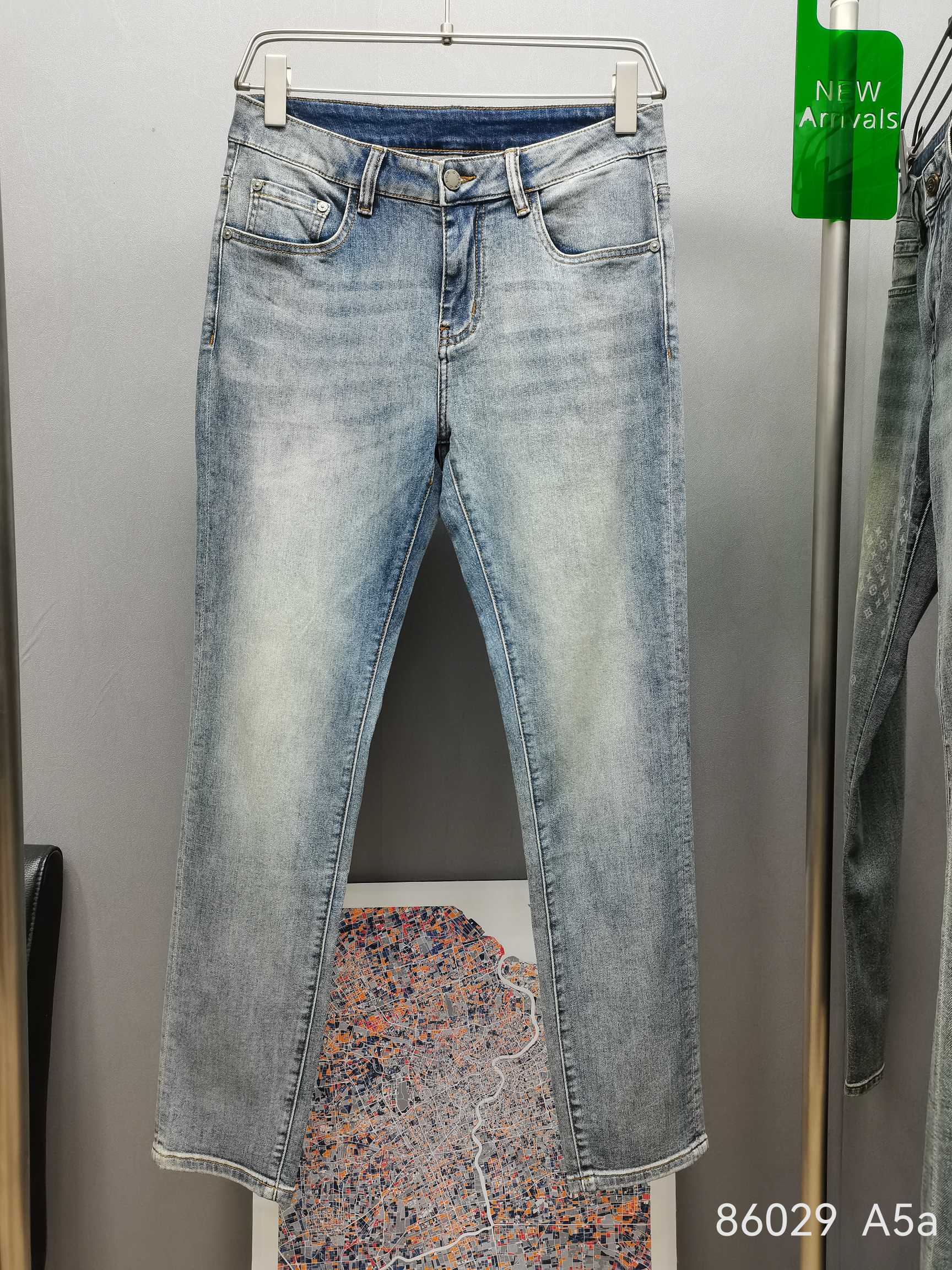 NO:121403,New spring and summer DG angel denim, the fabric is comfortable and slightly elastic, the design is simple and atmospheric, the classic shape is full of big brand, it is easy to match, and the first choice for fashion!  Model number: 86029 Fabric thickness Spring and summer thickness Size number 29-38 Size reference 31 Waist circumference 78 cm, 2 feet 3 waist circumference can be worn. Hips circumference 102 cm Thigh 54 calves 36 trousers legs 32 cm, trousers length 103 cm., Dolce & Gabbana, alexander wang19860909春夏新款  DG天使牛仔,面料舒适微弹,设计简洁大气,经典造型,大牌感十足, 修身好搭配,时尚首选！ 款号:86029 面料厚度春夏厚度 码数29-38 尺寸参考 31 码腰围78厘米,2尺3腰围可穿. 臀围102厘米 大腿54 小腿36 裤脚32厘米,裤长103 厘米.,,Dolce&Gabbana,alexander wang,Men's clothing