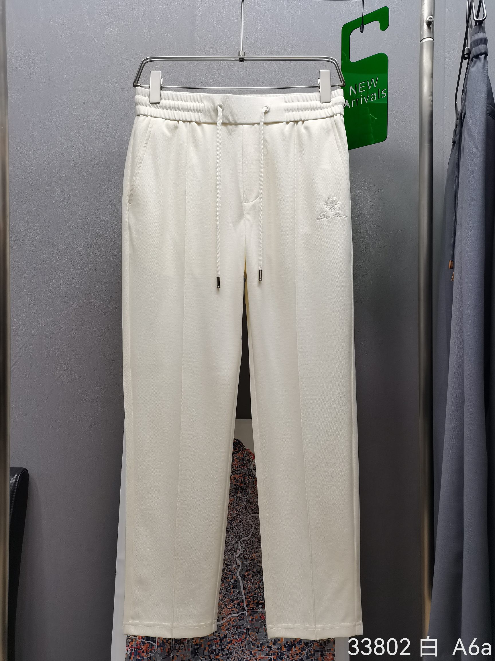 NO:124226,.LP Spring and Summer - New L.P casual pants, the fabric is comfortable and breathable, the front logo adopts classic brand elements, and the trousers are wrapped around the edges. The pants are comfortable and inclusive!  Simple and versatile, the first choice for casual!  Model number 33802 Color white Size M-3XL Elastic waist L size waist 80-84, waist 2 feet 4-2 feet 5 wearable, loro piana, alexander wang19860909.LP 春夏--新款 L.P休闲裤,面料舒适透气,正面标识采用品牌经典元素,骨筋包边,裤型舒适包容性极强！简单百搭,休闲首选！ 款号33802 颜色白 尺码M-3XL  弹力腰 L码腰围80-84,腰围2尺4-2尺5可穿,,loro piana,alexander wang,Men's clothing