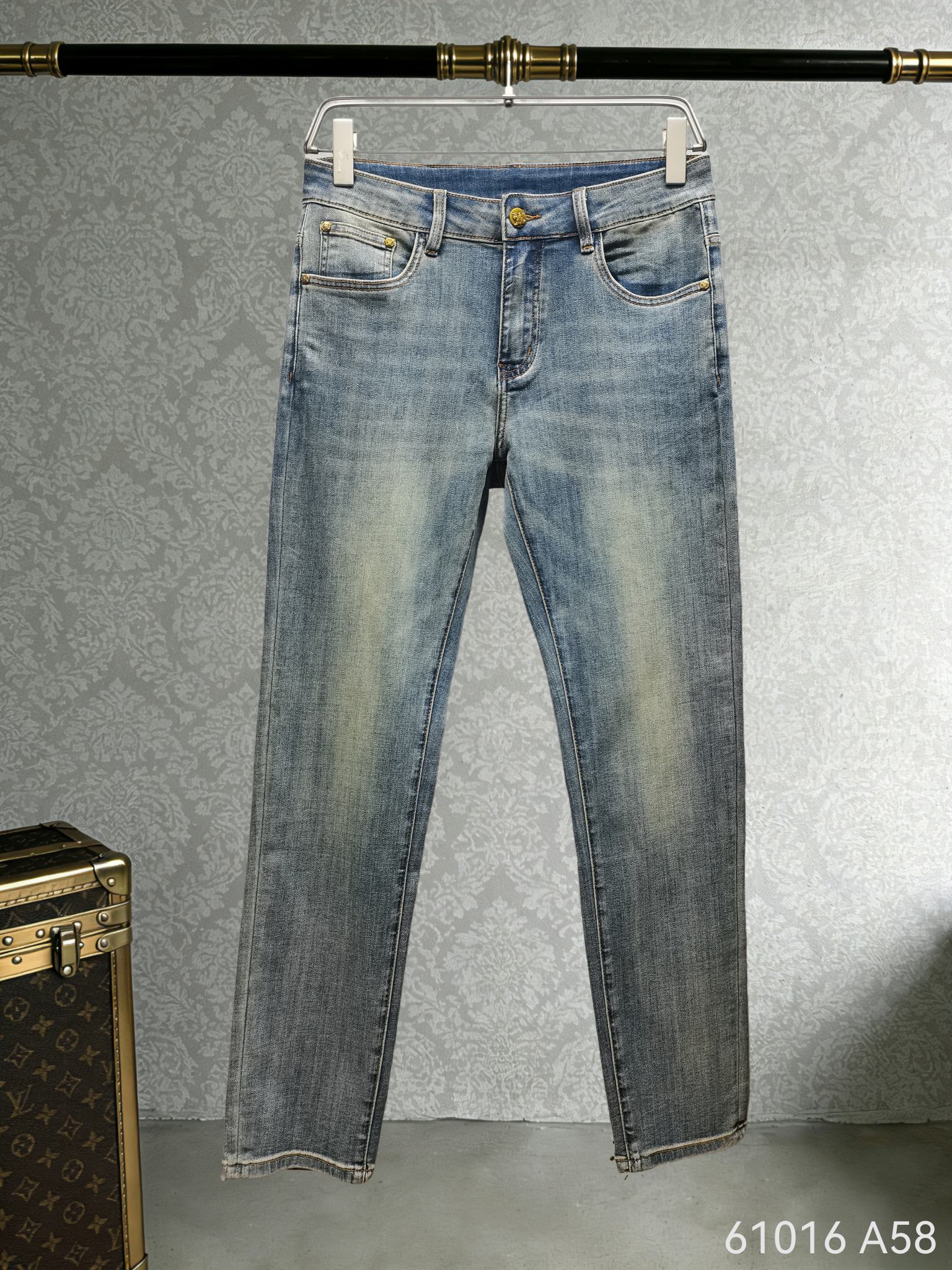 NO:743926,The new spring and summer Burberry Cavalier Denim, knitted stretch fabric feels soft and comfortable. The classic version is matched with exquisite leather tags, and the big-name style is full of style. It is slim and neat and adapts to multiple styles. It is an eye-catching choice for fashionable people to go out on the street, and can easily unlock high-end fashion sense. Style number: 61016, code number 29-38,, burberry,19860909春夏新款 Burberry骑士牛仔,针织弹力面料触感柔软舒适.经典版型搭配精致皮牌,大牌格调拉满,修身利落适配多元风格,是潮人出街的吸睛之选,轻松解锁高阶时尚感. 款号:61016 码数29-38,,burberry,,Men's clothing