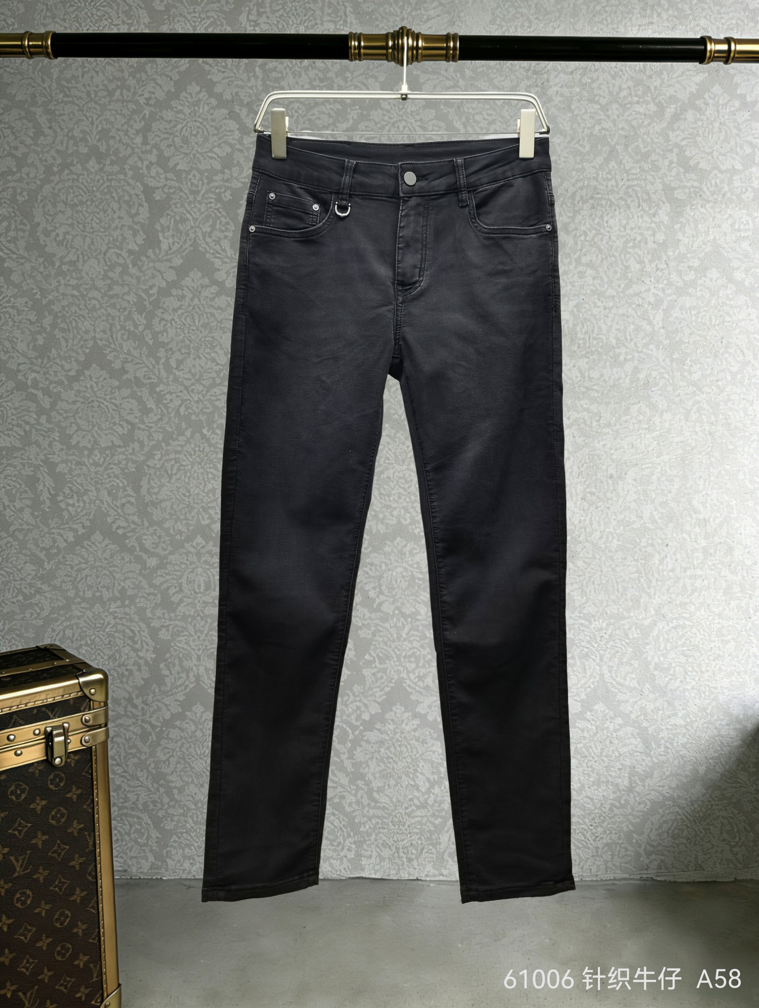 NO:743941,Spring and summer new model LV black cow, knitted denim fabric feels soft and comfortable. The classic version is paired with exquisite leather tags, full of big-name style, slim and neat, suitable for multiple styles. It is an eye-catching choice for fashionable people to go out on the street, and easily unlocks high-end fashion sense. Style number: 61006, code number 29-38,, louis vuitton,19860909春夏新款 Lv黑牛,针织牛仔面料触感柔软舒适.经典版型搭配精致皮牌,大牌格调拉满,修身利落适配多元风格,是潮人出街的吸睛之选,轻松解锁高阶时尚感. 款号:61006 码数29-38,,louis vuitton,,Men's clothing