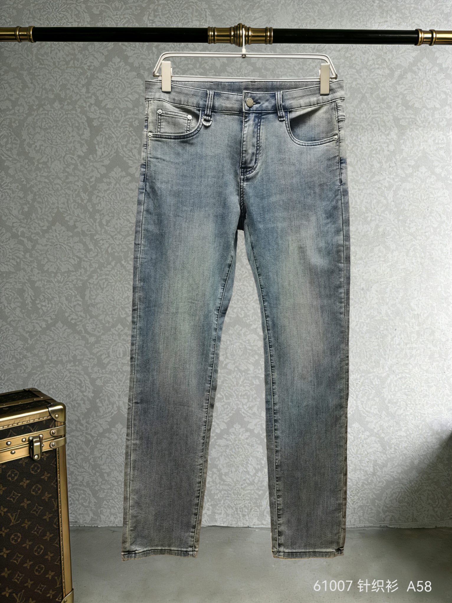 NO:743943,The new spring and summer style Versace knitted denim, the fabric feels soft and comfortable. The classic version is matched with exquisite leather tags, and the big-name style is full of style. It is slim and neat and adapts to various styles. It is an eye-catching choice for fashionable people to go out and easily unlock high-end fashion sense. Style number: 61007, code number 29-38,,versace,19860909春夏新款 范思哲针织牛仔,面料触感柔软舒适.经典版型搭配精致皮牌,大牌格调拉满,修身利落适配多元风格,是潮人出街的吸睛之选,轻松解锁高阶时尚感. 款号:61007 码数29-38,,versace,,Men's clothing