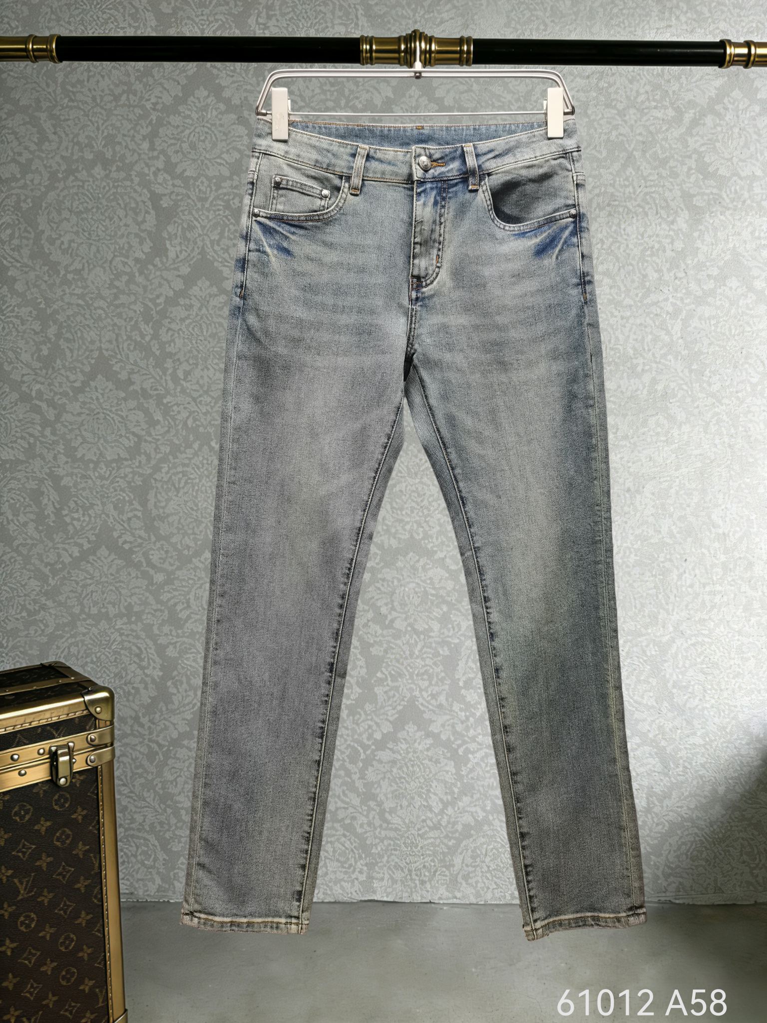 NO:743937,The new spring and summer style Ralph Lauren denim, the fabric feels soft and comfortable. The classic version is matched with exquisite leather tags, and the big-name style is full of style. It is slim and neat and adapts to a variety of styles. It is an eye-catching choice for fashionable people to go out and easily unlock high-end fashion sense. Style number: 61012, code number 29-38,,19860909春夏新款 拉夫劳伦牛仔,面料触感柔软舒适.经典版型搭配精致皮牌,大牌格调拉满,修身利落适配多元风格,是潮人出街的吸睛之选,轻松解锁高阶时尚感. 款号:61012 码数29-38,,,Men's clothing