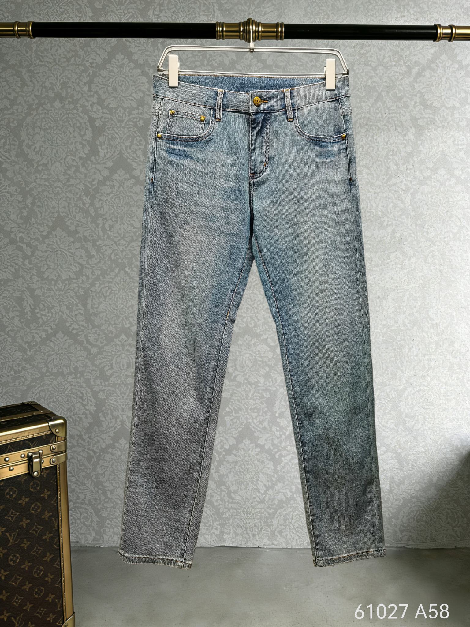 NO:743948,The new spring and summer LV four-leaf clover denim, the fabric is soft and comfortable to the touch. The classic version is paired with exquisite leather tags, full of big-name style, slim fit and suitable for multiple styles. It is an eye-catching choice for fashionable people to go out on the street, and easily unlocks high-end fashion sense. Style number: 61027, code number 29-38,, Louis Vuitton,19860909春夏新款 LV四叶草牛仔,面料触感柔软舒适.经典版型搭配精致皮牌,大牌格调拉满,修身利落适配多元风格,是潮人出街的吸睛之选,轻松解锁高阶时尚感. 款号:61027 码数29-38,,louis vuitton,,Men's clothing