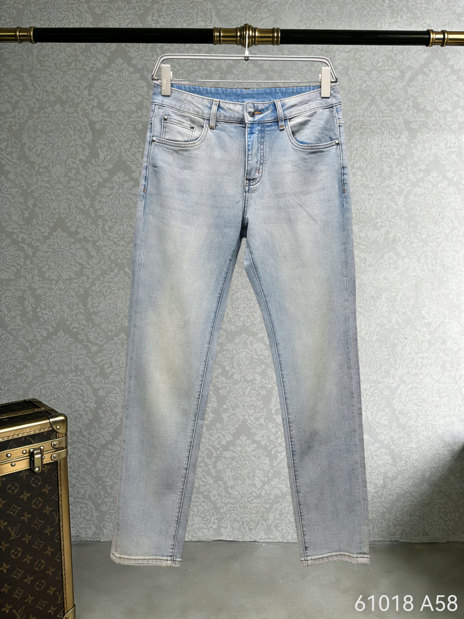 NO:743933,The new spring and summer style Chrome hearts double cross denim, the fabric feels soft and comfortable. The classic version is matched with exquisite leather tags, and the big-name style is full of style. It is slim and neat and adapts to a variety of styles. It is an eye-catching choice for fashionable people to go out and easily unlock high-end fashion sense. Style number: 61018, code number 29-38,, chrome hearts,19860909春夏新款 克罗心双十字牛仔,面料触感柔软舒适.经典版型搭配精致皮牌,大牌格调拉满,修身利落适配多元风格,是潮人出街的吸睛之选,轻松解锁高阶时尚感. 款号:61018 码数29-38,,chrome hearts,,Men's clothing