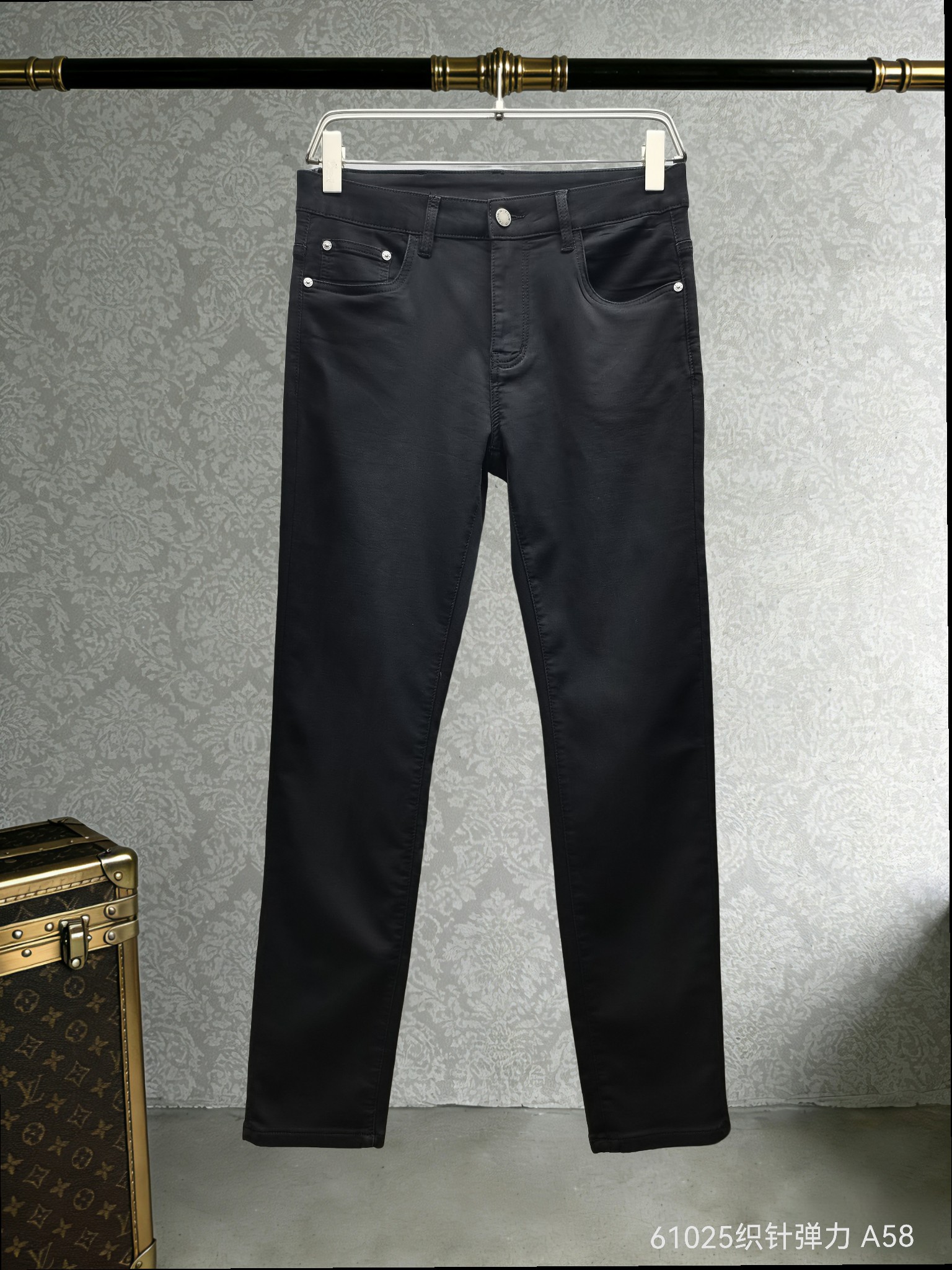 NO:743929,The new spring and summer D&G cable letter black denim, knitted stretch fabric feels soft and comfortable. The classic version is paired with exquisite leather tags, full of big-name style, slim and neat, suitable for diverse styles. It is an eye-catching choice for trendy people when going out, and can easily unlock high-end fashion sense. Style number: 61025, code number 29-38,, Dolce&Gabbana,19860909春夏新款 D&G绞花字母黑牛仔,针织弹力面料触感柔软舒适.经典版型搭配精致皮牌,大牌格调拉满,修身利落适配多元风格,是潮人出街的吸睛之选,轻松解锁高阶时尚感. 款号:61025 码数29-38,,Dolce&Gabbana,,Men's clothing