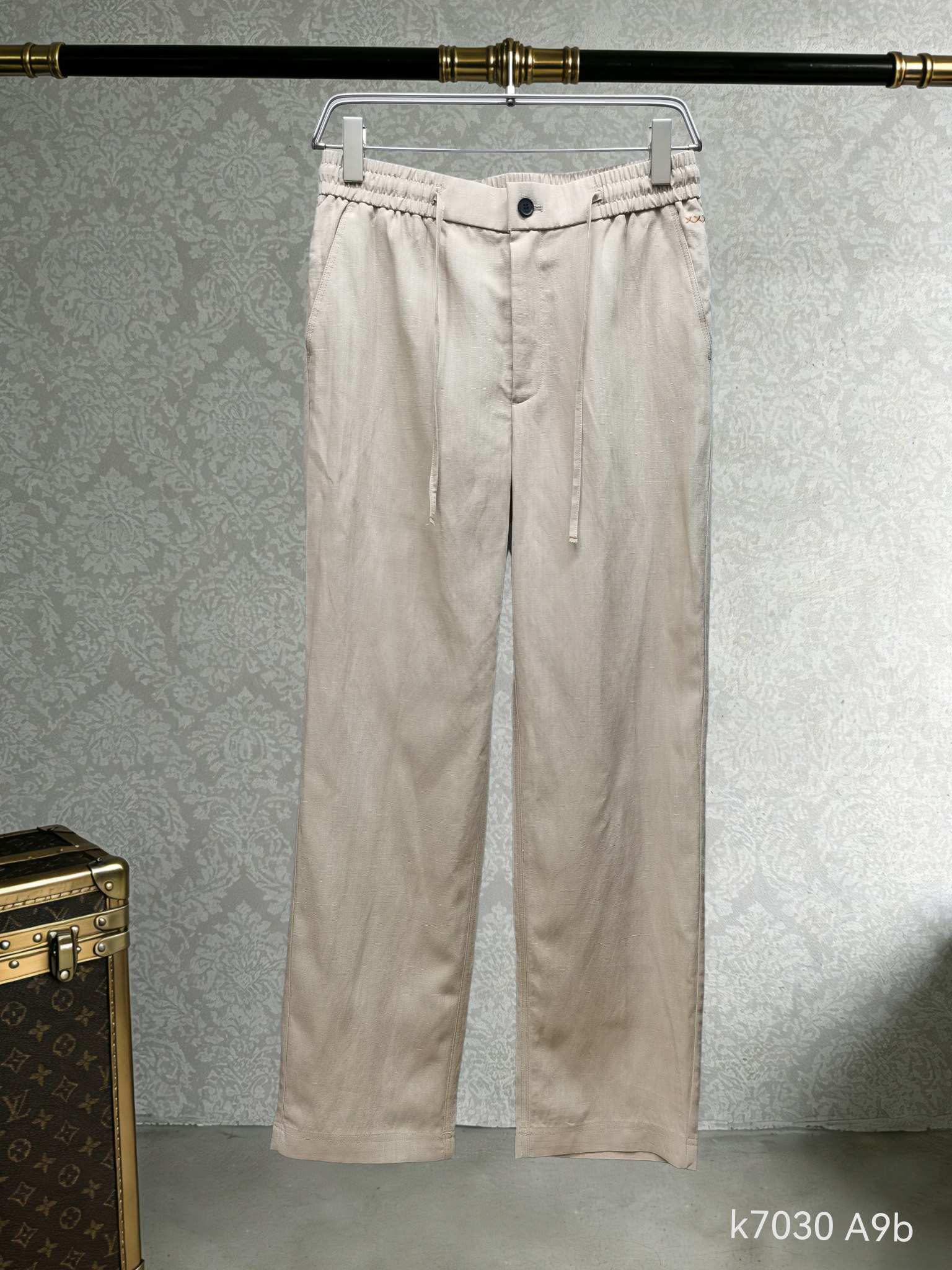 NO:743916,Spring and summer - new Zegna casual linen pants, recognized as high-end in the market!  Customized cotton and linen fabrics are light, soft and have no tangles, the texture is delicate and crisp, and the pants shape is tolerant and not flattering. It shows the brand's heritage and can be worn for commuting and leisure. Comfort and style coexist, and the texture is close to the eye. Style No. 7030 Color Blue Khaki Size M -3xl,,19860909春夏--新款 Zegna休闲麻裤,市场公认高端款！定制棉麻面料 轻软少无麻结,质感细腻又挺括,裤型包容不挑身材.尽显品牌底蕴,通勤休闲皆可搭.舒适与格调并存,质感之选闭眼入. 款号 7030 颜色蓝 卡其 尺码 M -3xl,,,Men's clothing