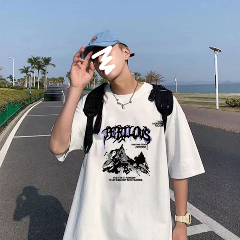 🛒购物价：55💰原标包装吊牌.THE  NORTH FACE/北面限定雪山印花短袖T恤，男女同款，ins小红书叫你搭配上身，夏季新品首发，版型宽松，220g高克重新疆棉，修饰脸型且舒适有型，近年来深受欢迎的风格，细节无敌，大方又随性，情侣闺蜜上身游刃有余！
颜色：黑色   白色    
尺码：M-5xl