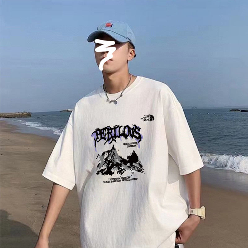 🛒购物价：55💰原标包装吊牌.THE  NORTH FACE/北面限定雪山印花短袖T恤，男女同款，ins小红书叫你搭配上身，夏季新品首发，版型宽松，220g高克重新疆棉，修饰脸型且舒适有型，近年来深受欢迎的风格，细节无敌，大方又随性，情侣闺蜜上身游刃有余！
颜色：黑色   白色    
尺码：M-5xl