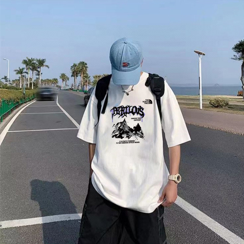 🛒购物价：55💰原标包装吊牌.THE  NORTH FACE/北面限定雪山印花短袖T恤，男女同款，ins小红书叫你搭配上身，夏季新品首发，版型宽松，220g高克重新疆棉，修饰脸型且舒适有型，近年来深受欢迎的风格，细节无敌，大方又随性，情侣闺蜜上身游刃有余！
颜色：黑色   白色    
尺码：M-5xl