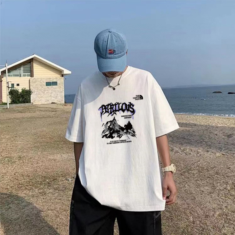 🛒购物价：55💰原标包装吊牌.THE  NORTH FACE/北面限定雪山印花短袖T恤，男女同款，ins小红书叫你搭配上身，夏季新品首发，版型宽松，220g高克重新疆棉，修饰脸型且舒适有型，近年来深受欢迎的风格，细节无敌，大方又随性，情侣闺蜜上身游刃有余！
颜色：黑色   白色    
尺码：M-5xl