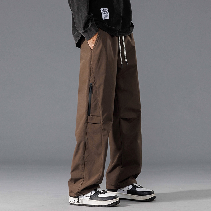 💰85    ARC'TERYX/始祖鸟伞兵裤【男女同款】 海外专柜机能休闲裤，防水冲锋裤，小红书主播推荐，上身质感满满，版型立体，完美修饰腿型，可随意日常搭配，不费劲就能穿出你的专属特色，整体好穿大方，休闲又减龄，不要错过！
颜色：黑色  灰色  棕色
尺码：M-3XL 
     裤长    腰围    脚口  
M   98       68      42  
L   100      71     43  
XL  102    74      44  
XXL104    77     45  
3XL 124   34      46  
