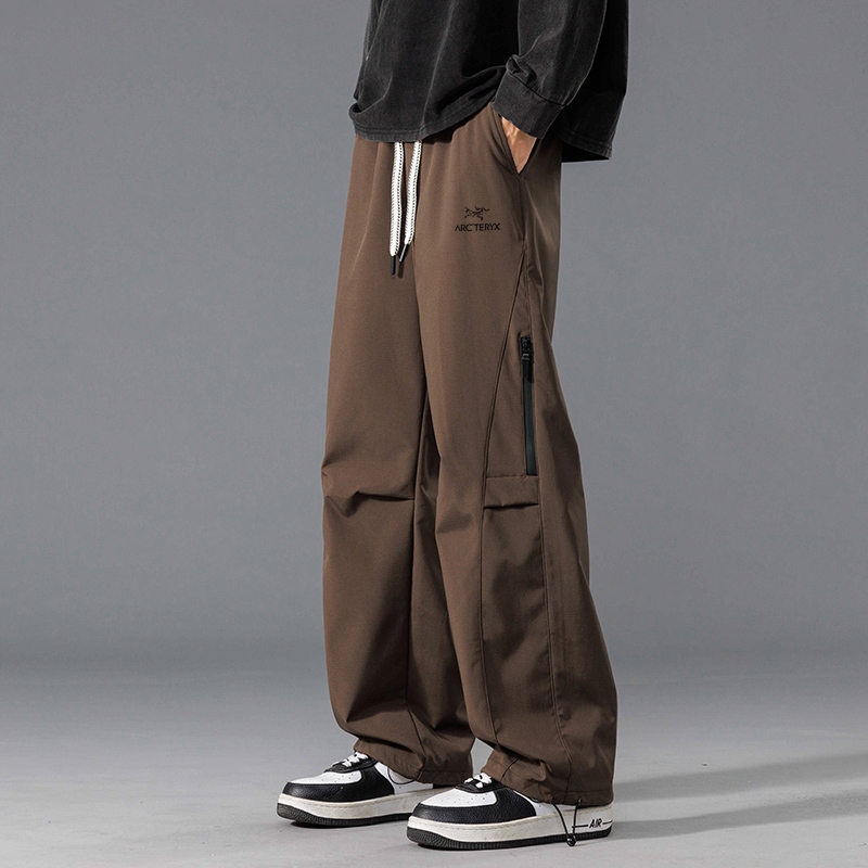 💰85    ARC'TERYX/始祖鸟伞兵裤【男女同款】 海外专柜机能休闲裤，防水冲锋裤，小红书主播推荐，上身质感满满，版型立体，完美修饰腿型，可随意日常搭配，不费劲就能穿出你的专属特色，整体好穿大方，休闲又减龄，不要错过！
颜色：黑色  灰色  棕色
尺码：M-3XL 
     裤长    腰围    脚口  
M   98       68      42  
L   100      71     43  
XL  102    74      44  
XXL104    77     45  
3XL 124   34      46  