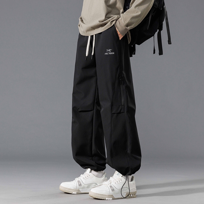 💰85    ARC'TERYX/始祖鸟伞兵裤【男女同款】 海外专柜机能休闲裤，防水冲锋裤，小红书主播推荐，上身质感满满，版型立体，完美修饰腿型，可随意日常搭配，不费劲就能穿出你的专属特色，整体好穿大方，休闲又减龄，不要错过！
颜色：黑色  灰色  棕色
尺码：M-3XL 
     裤长    腰围    脚口  
M   98       68      42  
L   100      71     43  
XL  102    74      44  
XXL104    77     45  
3XL 124   34      46  