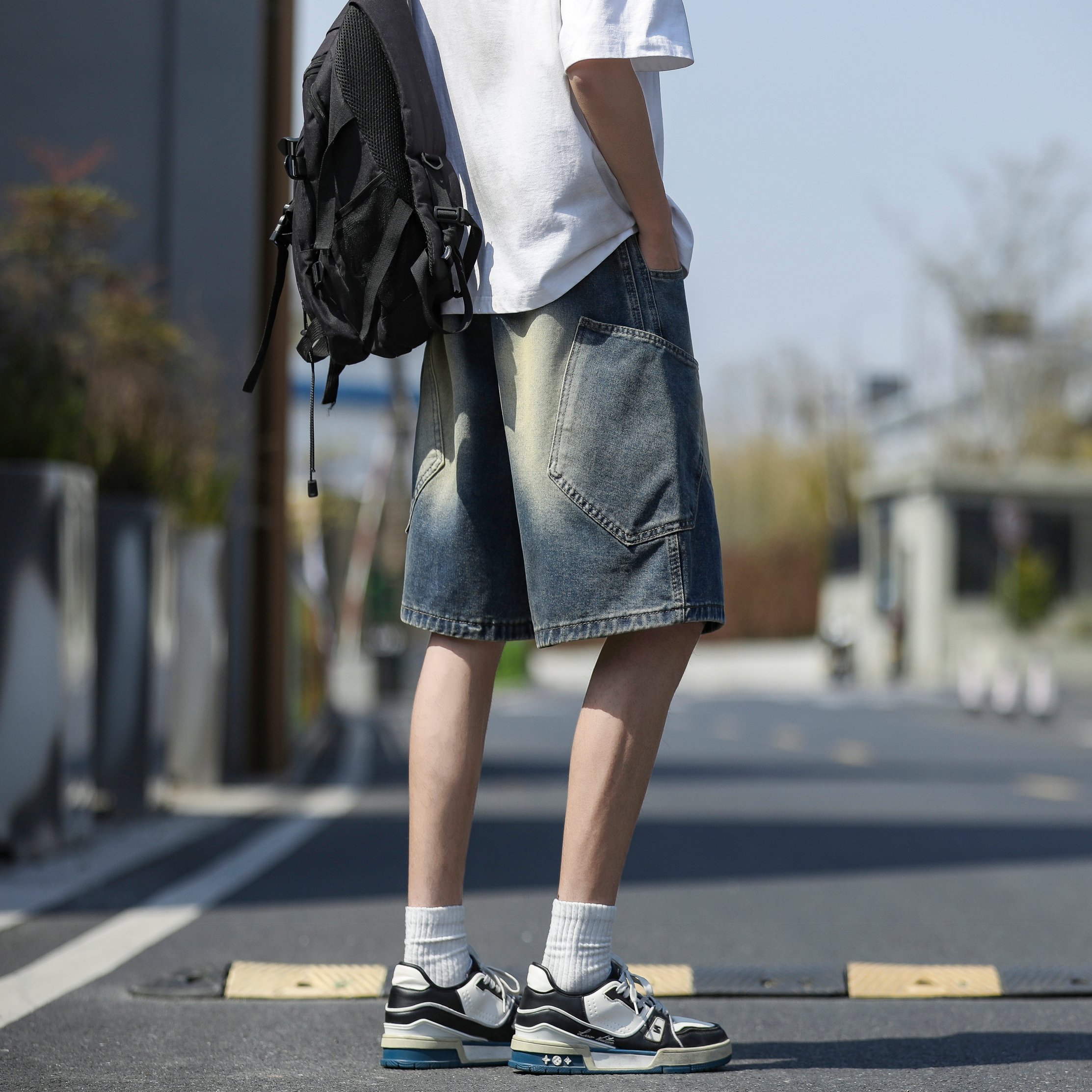 💰80    Stone Island/石头岛美式牛仔短裤， 【男女同款】，海外限量款纯色五分裤，25AW石头岛最新款，简约大方日常通勤首选，辨识度更高，宽松廓型 ，男女都可驾驭， 重度洗水， 区别市场垃圾版本 ，质感非常好 ，棉感十足， 实物质感极佳！
颜色：   浅蓝色    怀旧蓝
尺码：M-3XL
          腰围    臀围   裤长  
M       72       118     54
L         76       122    55
XL      80       126     56
XXL    84       130     57
3XL    88       134     59