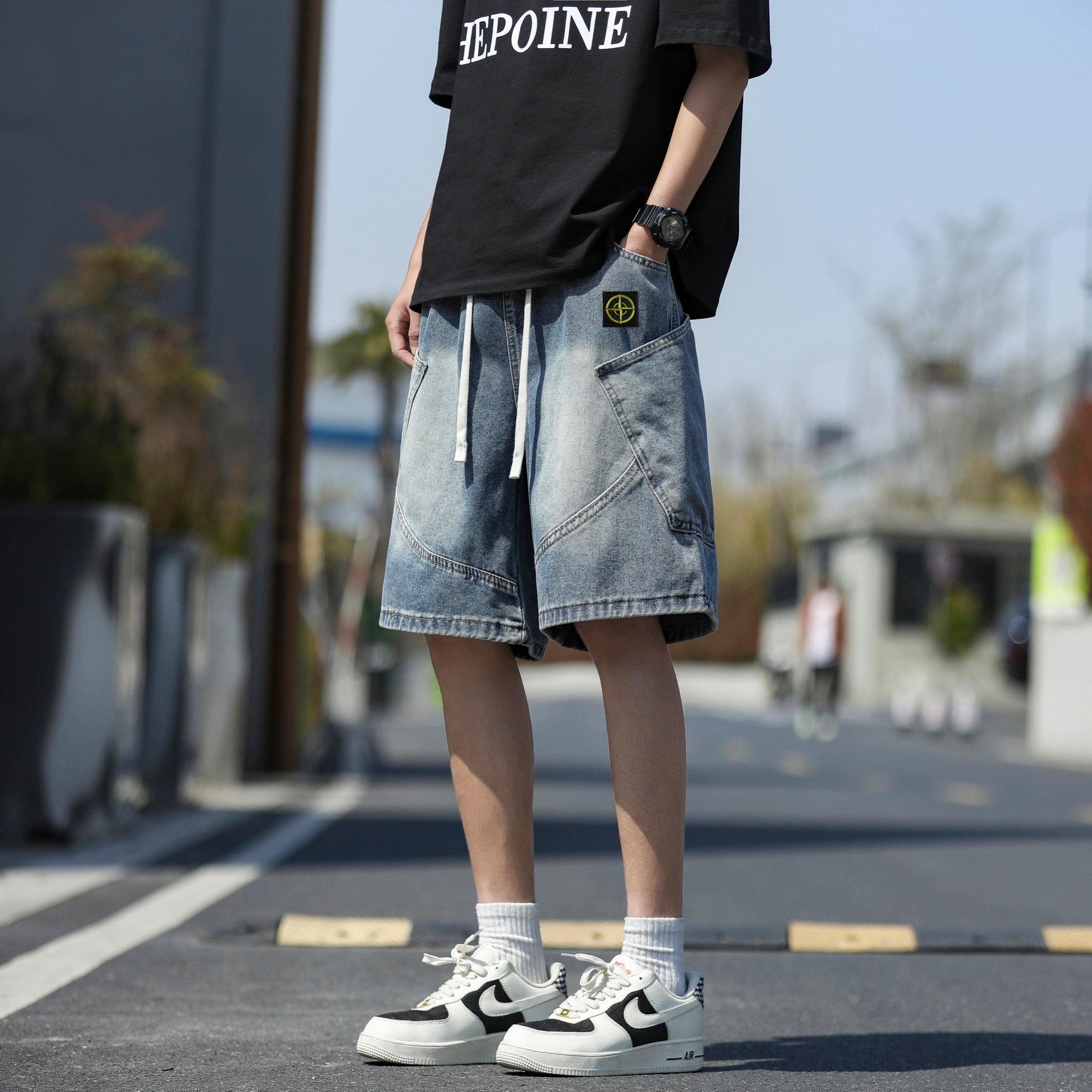 💰80    Stone Island/石头岛美式牛仔短裤， 【男女同款】，海外限量款纯色五分裤，25AW石头岛最新款，简约大方日常通勤首选，辨识度更高，宽松廓型 ，男女都可驾驭， 重度洗水， 区别市场垃圾版本 ，质感非常好 ，棉感十足， 实物质感极佳！
颜色：   浅蓝色    怀旧蓝
尺码：M-3XL
          腰围    臀围   裤长  
M       72       118     54
L         76       122    55
XL      80       126     56
XXL    84       130     57
3XL    88       134     59