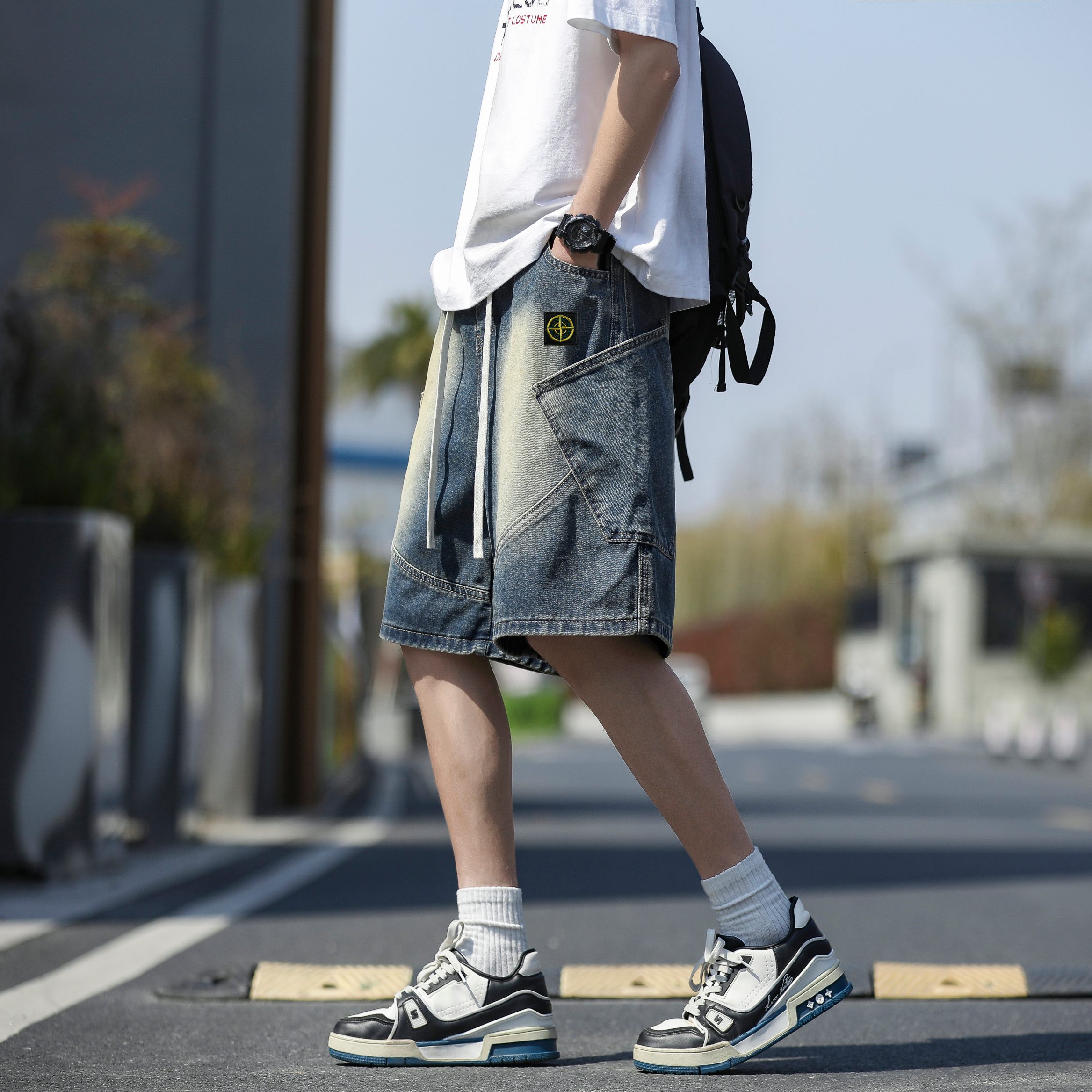 💰80    Stone Island/石头岛美式牛仔短裤， 【男女同款】，海外限量款纯色五分裤，25AW石头岛最新款，简约大方日常通勤首选，辨识度更高，宽松廓型 ，男女都可驾驭， 重度洗水， 区别市场垃圾版本 ，质感非常好 ，棉感十足， 实物质感极佳！
颜色：   浅蓝色    怀旧蓝
尺码：M-3XL
          腰围    臀围   裤长  
M       72       118     54
L         76       122    55
XL      80       126     56
XXL    84       130     57
3XL    88       134     59