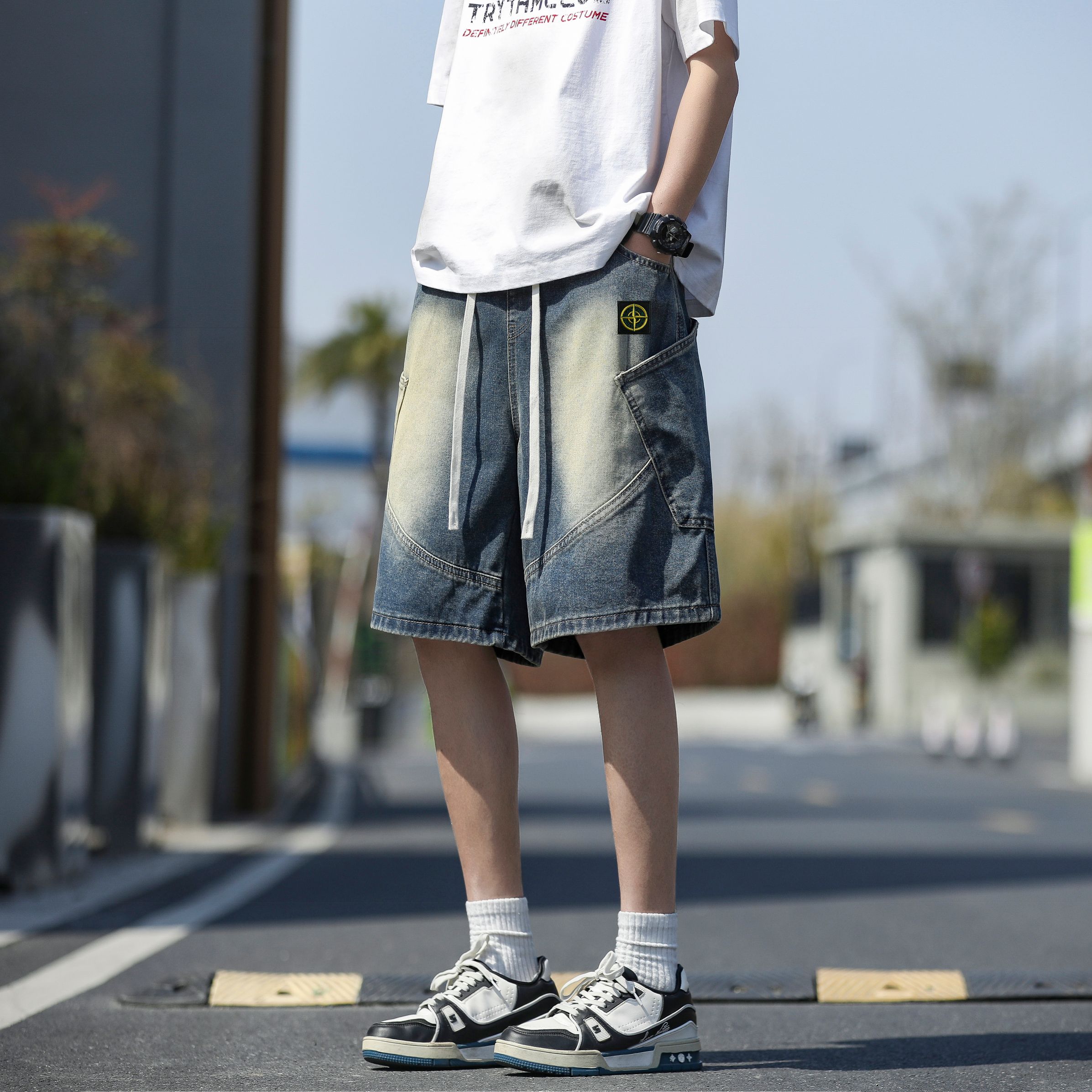 💰80    Stone Island/石头岛美式牛仔短裤， 【男女同款】，海外限量款纯色五分裤，25AW石头岛最新款，简约大方日常通勤首选，辨识度更高，宽松廓型 ，男女都可驾驭， 重度洗水， 区别市场垃圾版本 ，质感非常好 ，棉感十足， 实物质感极佳！
颜色：   浅蓝色    怀旧蓝
尺码：M-3XL
          腰围    臀围   裤长  
M       72       118     54
L         76       122    55
XL      80       126     56
XXL    84       130     57
3XL    88       134     59