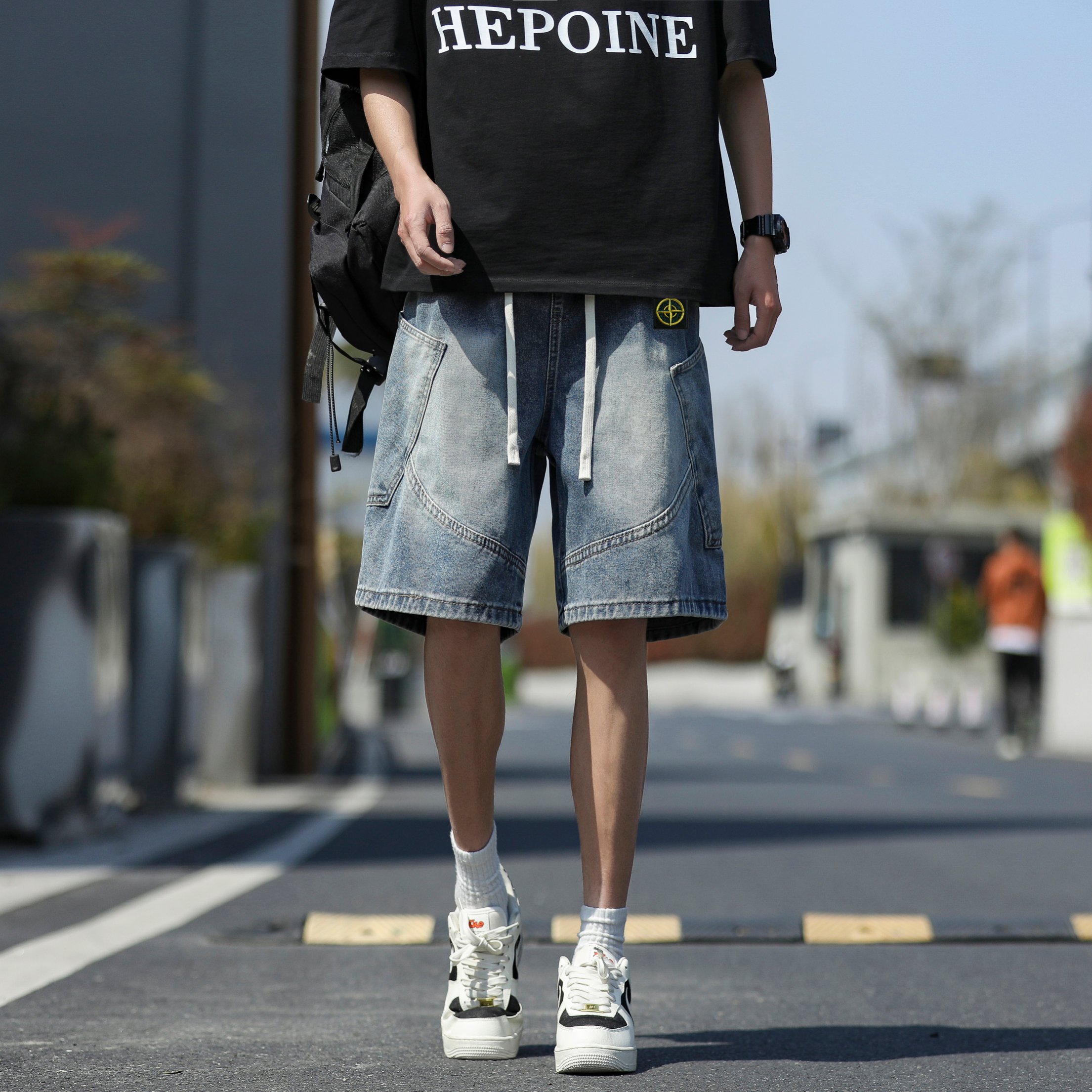 💰80    Stone Island/石头岛美式牛仔短裤， 【男女同款】，海外限量款纯色五分裤，25AW石头岛最新款，简约大方日常通勤首选，辨识度更高，宽松廓型 ，男女都可驾驭， 重度洗水， 区别市场垃圾版本 ，质感非常好 ，棉感十足， 实物质感极佳！
颜色：   浅蓝色    怀旧蓝
尺码：M-3XL
          腰围    臀围   裤长  
M       72       118     54
L         76       122    55
XL      80       126     56
XXL    84       130     57
3XL    88       134     59