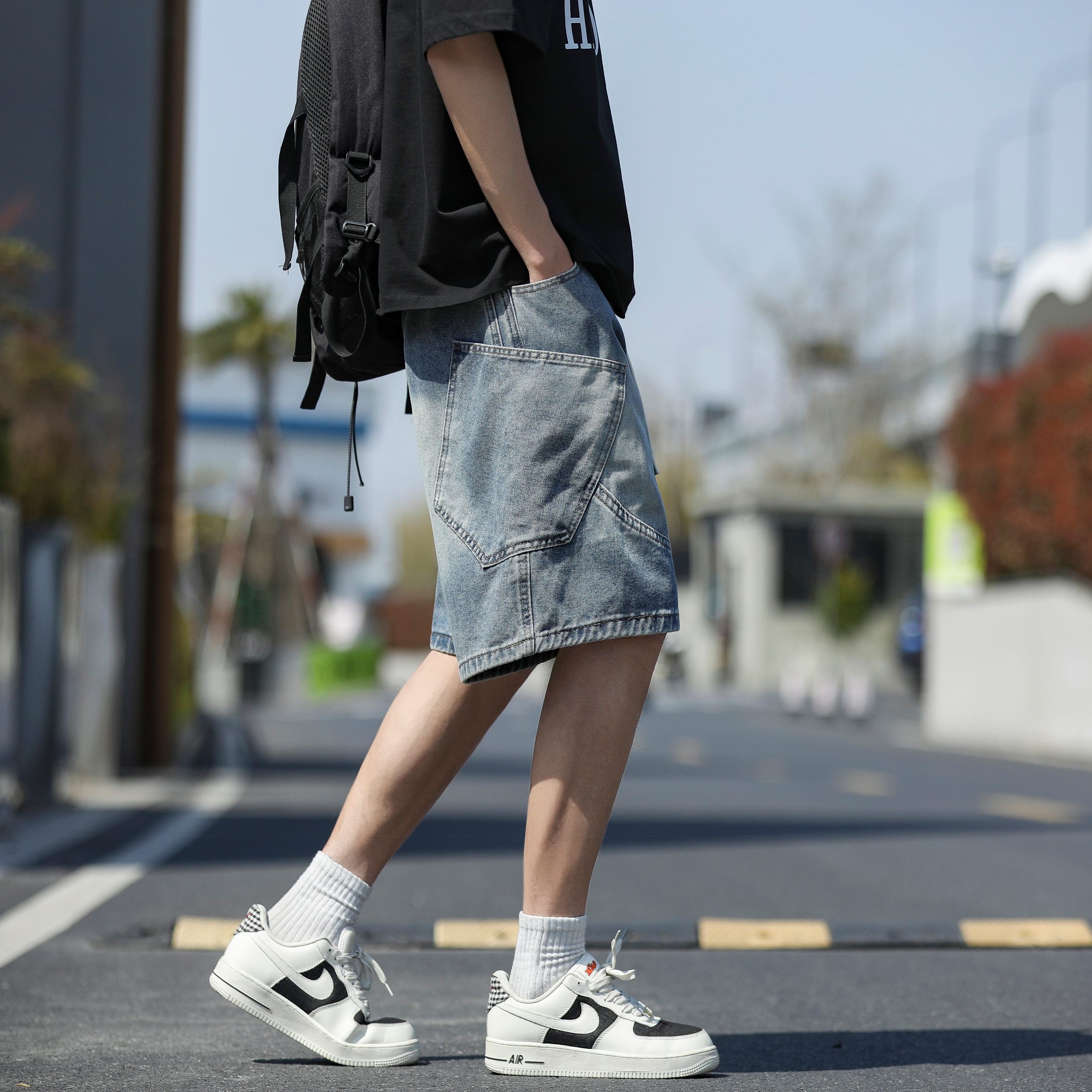 💰80    Stone Island/石头岛美式牛仔短裤， 【男女同款】，海外限量款纯色五分裤，25AW石头岛最新款，简约大方日常通勤首选，辨识度更高，宽松廓型 ，男女都可驾驭， 重度洗水， 区别市场垃圾版本 ，质感非常好 ，棉感十足， 实物质感极佳！
颜色：   浅蓝色    怀旧蓝
尺码：M-3XL
          腰围    臀围   裤长  
M       72       118     54
L         76       122    55
XL      80       126     56
XXL    84       130     57
3XL    88       134     59