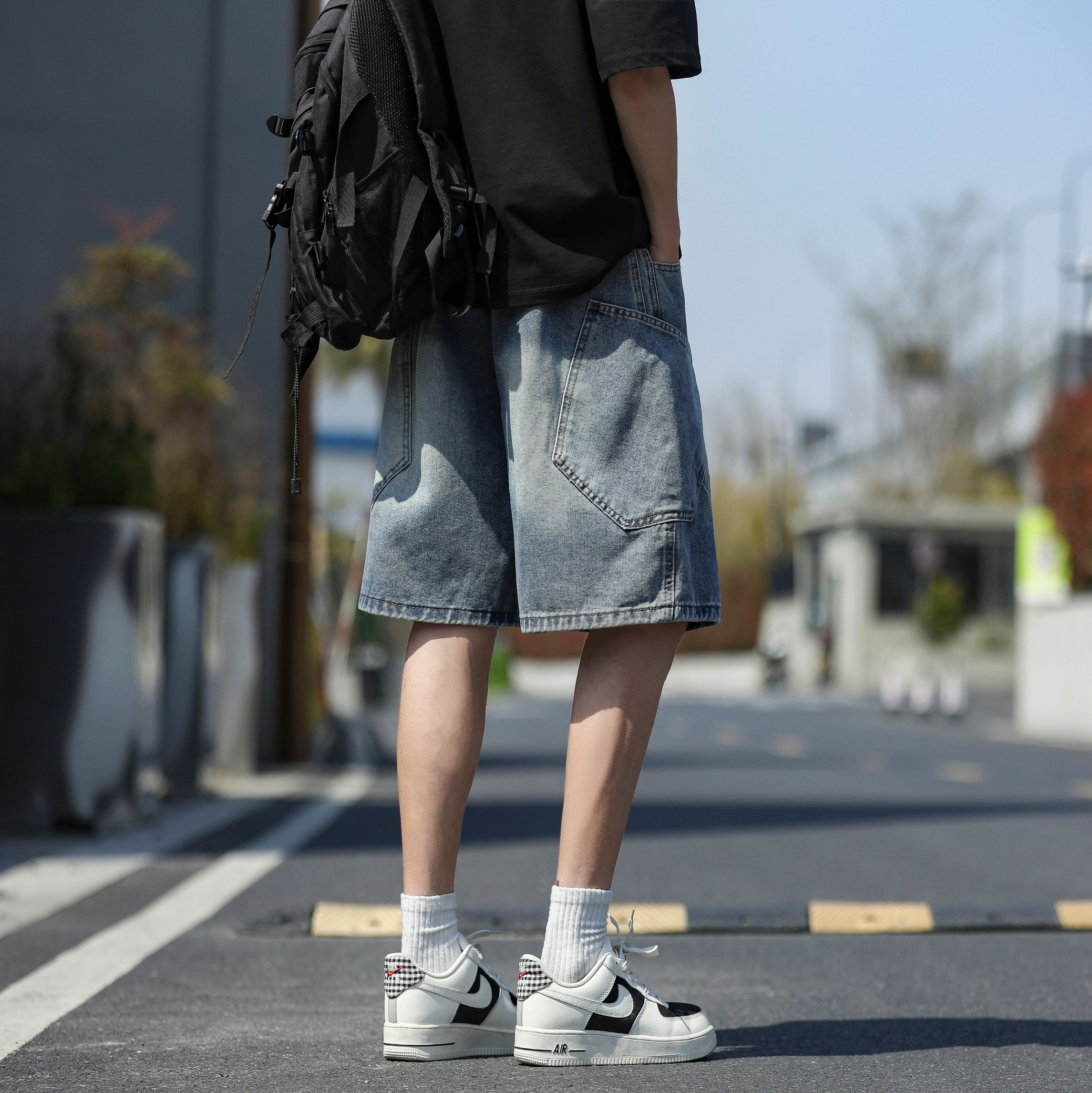 💰80    Stone Island/石头岛美式牛仔短裤， 【男女同款】，海外限量款纯色五分裤，25AW石头岛最新款，简约大方日常通勤首选，辨识度更高，宽松廓型 ，男女都可驾驭， 重度洗水， 区别市场垃圾版本 ，质感非常好 ，棉感十足， 实物质感极佳！
颜色：   浅蓝色    怀旧蓝
尺码：M-3XL
          腰围    臀围   裤长  
M       72       118     54
L         76       122    55
XL      80       126     56
XXL    84       130     57
3XL    88       134     59