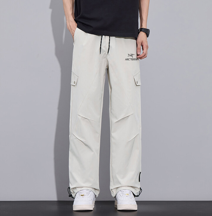 💰80   Arc'teryx/始祖鸟海外户外防水冲锋裤，男女同款休闲裤，今年流行的面料，小红书主播推荐，上身质感满满，版型立体，完美修饰腿型，可随意日常搭配，不费劲就能穿出你的专属特色，整体好穿大方，休闲又减龄，不要错过！ 
颜色：黑色  藏青  杏色
尺码：M-3XL 
         裤长    臀围      腰围 
M       99       104       68  
L       101      108       72  
XL     103     112        76   
XXL   105    116        80  
3XL   107     120        84 