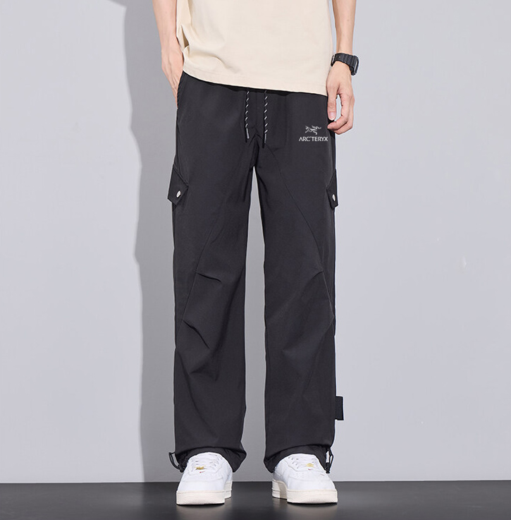 💰80   Arc'teryx/始祖鸟海外户外防水冲锋裤，男女同款休闲裤，今年流行的面料，小红书主播推荐，上身质感满满，版型立体，完美修饰腿型，可随意日常搭配，不费劲就能穿出你的专属特色，整体好穿大方，休闲又减龄，不要错过！ 
颜色：黑色  藏青  杏色
尺码：M-3XL 
         裤长    臀围      腰围 
M       99       104       68  
L       101      108       72  
XL     103     112        76   
XXL   105    116        80  
3XL   107     120        84 