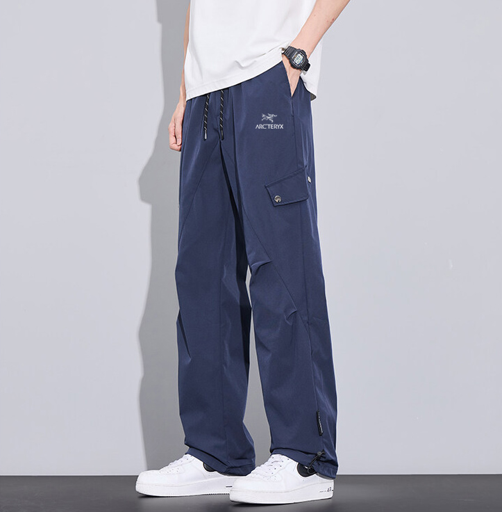 💰80   Arc'teryx/始祖鸟海外户外防水冲锋裤，男女同款休闲裤，今年流行的面料，小红书主播推荐，上身质感满满，版型立体，完美修饰腿型，可随意日常搭配，不费劲就能穿出你的专属特色，整体好穿大方，休闲又减龄，不要错过！ 
颜色：黑色  藏青  杏色
尺码：M-3XL 
         裤长    臀围      腰围 
M       99       104       68  
L       101      108       72  
XL     103     112        76   
XXL   105    116        80  
3XL   107     120        84 