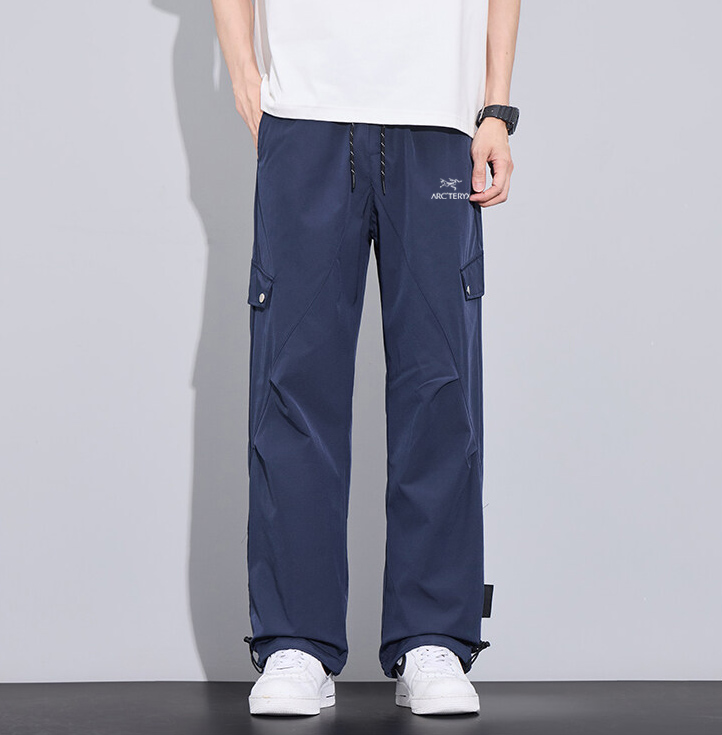 💰80   Arc'teryx/始祖鸟海外户外防水冲锋裤，男女同款休闲裤，今年流行的面料，小红书主播推荐，上身质感满满，版型立体，完美修饰腿型，可随意日常搭配，不费劲就能穿出你的专属特色，整体好穿大方，休闲又减龄，不要错过！ 
颜色：黑色  藏青  杏色
尺码：M-3XL 
         裤长    臀围      腰围 
M       99       104       68  
L       101      108       72  
XL     103     112        76   
XXL   105    116        80  
3XL   107     120        84 