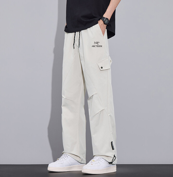 💰80   Arc'teryx/始祖鸟海外户外防水冲锋裤，男女同款休闲裤，今年流行的面料，小红书主播推荐，上身质感满满，版型立体，完美修饰腿型，可随意日常搭配，不费劲就能穿出你的专属特色，整体好穿大方，休闲又减龄，不要错过！ 
颜色：黑色  藏青  杏色
尺码：M-3XL 
         裤长    臀围      腰围 
M       99       104       68  
L       101      108       72  
XL     103     112        76   
XXL   105    116        80  
3XL   107     120        84 