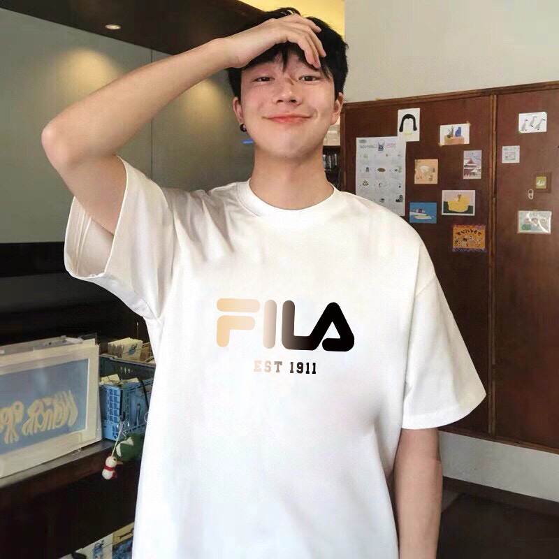 💰65   FILA/斐乐T恤，限定印花短袖T恤，男女同款，ins小红书叫你搭配上身，夏季新品首发，版型宽松，260g高克重新疆棉，修饰脸型且舒适有型，近年来深受欢迎的风格，细节无敌，大方又随性，情侣闺蜜上身游刃有余！
颜色：  黑色    白色  
尺码：M-3XL   
      胸围    袖长    衣长  
M  108      20       69  
L    112      21      71  
XL  116     22      73  
XXL 120    23    75
3XL 124    24     77