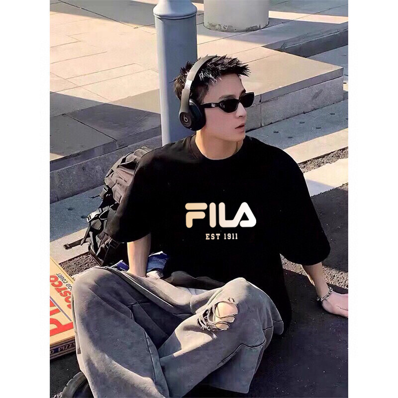 💰65   FILA/斐乐T恤，限定印花短袖T恤，男女同款，ins小红书叫你搭配上身，夏季新品首发，版型宽松，260g高克重新疆棉，修饰脸型且舒适有型，近年来深受欢迎的风格，细节无敌，大方又随性，情侣闺蜜上身游刃有余！
颜色：  黑色    白色  
尺码：M-3XL   
      胸围    袖长    衣长  
M  108      20       69  
L    112      21      71  
XL  116     22      73  
XXL 120    23    75
3XL 124    24     77