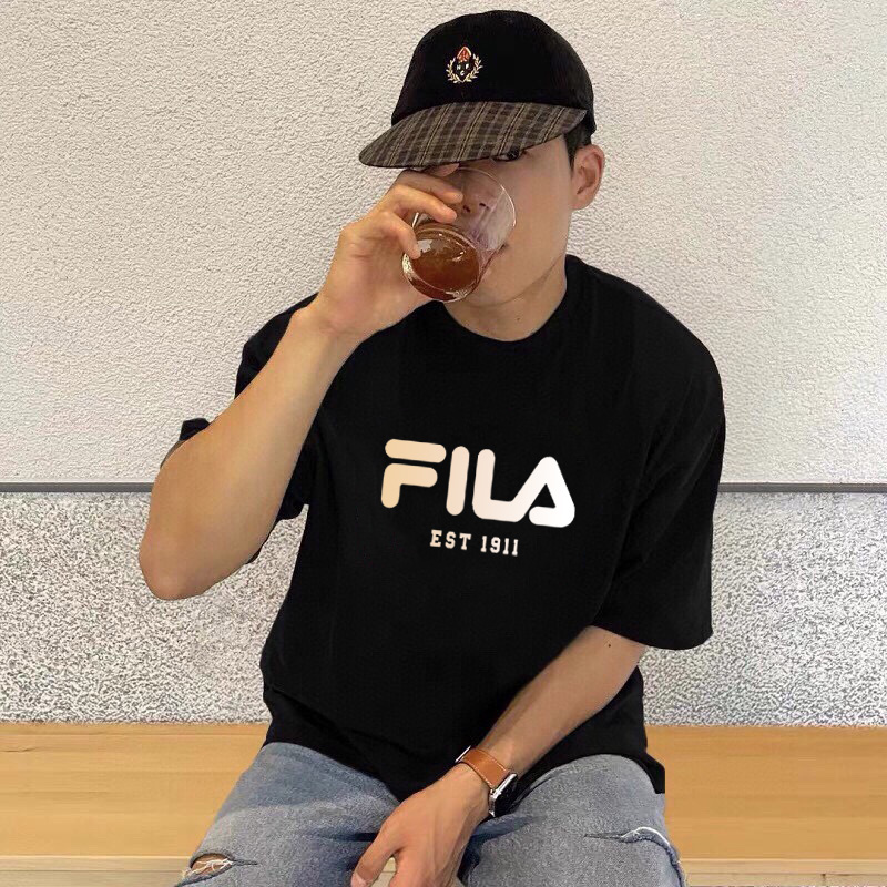 💰65   FILA/斐乐T恤，限定印花短袖T恤，男女同款，ins小红书叫你搭配上身，夏季新品首发，版型宽松，260g高克重新疆棉，修饰脸型且舒适有型，近年来深受欢迎的风格，细节无敌，大方又随性，情侣闺蜜上身游刃有余！
颜色：  黑色    白色  
尺码：M-3XL   
      胸围    袖长    衣长  
M  108      20       69  
L    112      21      71  
XL  116     22      73  
XXL 120    23    75
3XL 124    24     77