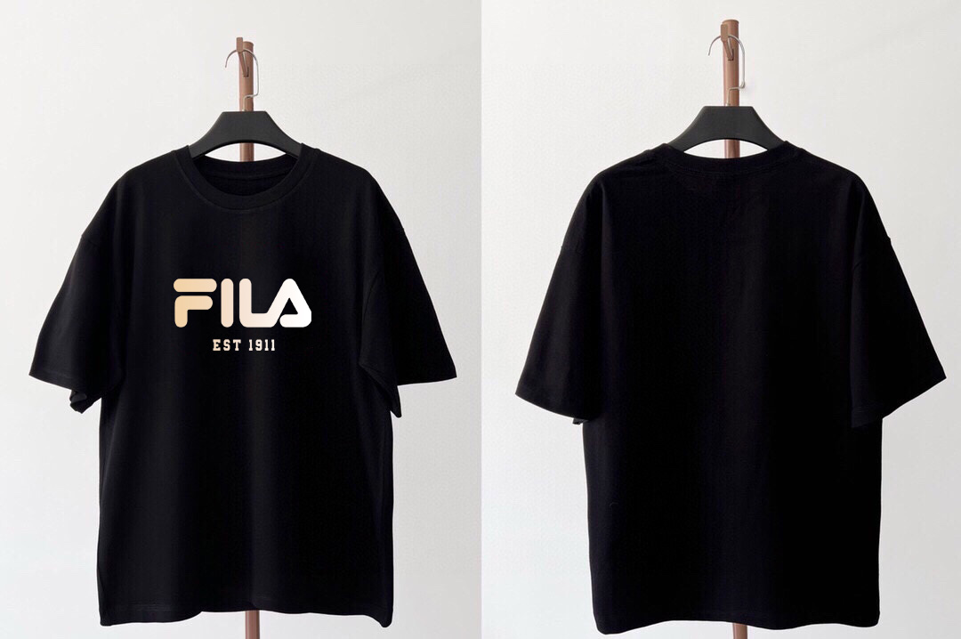 💰65   FILA/斐乐T恤，限定印花短袖T恤，男女同款，ins小红书叫你搭配上身，夏季新品首发，版型宽松，260g高克重新疆棉，修饰脸型且舒适有型，近年来深受欢迎的风格，细节无敌，大方又随性，情侣闺蜜上身游刃有余！
颜色：  黑色    白色  
尺码：M-3XL   
      胸围    袖长    衣长  
M  108      20       69  
L    112      21      71  
XL  116     22      73  
XXL 120    23    75
3XL 124    24     77