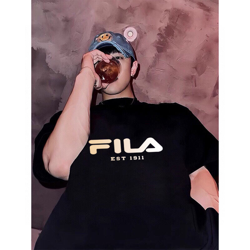 💰65   FILA/斐乐T恤，限定印花短袖T恤，男女同款，ins小红书叫你搭配上身，夏季新品首发，版型宽松，260g高克重新疆棉，修饰脸型且舒适有型，近年来深受欢迎的风格，细节无敌，大方又随性，情侣闺蜜上身游刃有余！
颜色：  黑色    白色  
尺码：M-3XL   
      胸围    袖长    衣长  
M  108      20       69  
L    112      21      71  
XL  116     22      73  
XXL 120    23    75
3XL 124    24     77