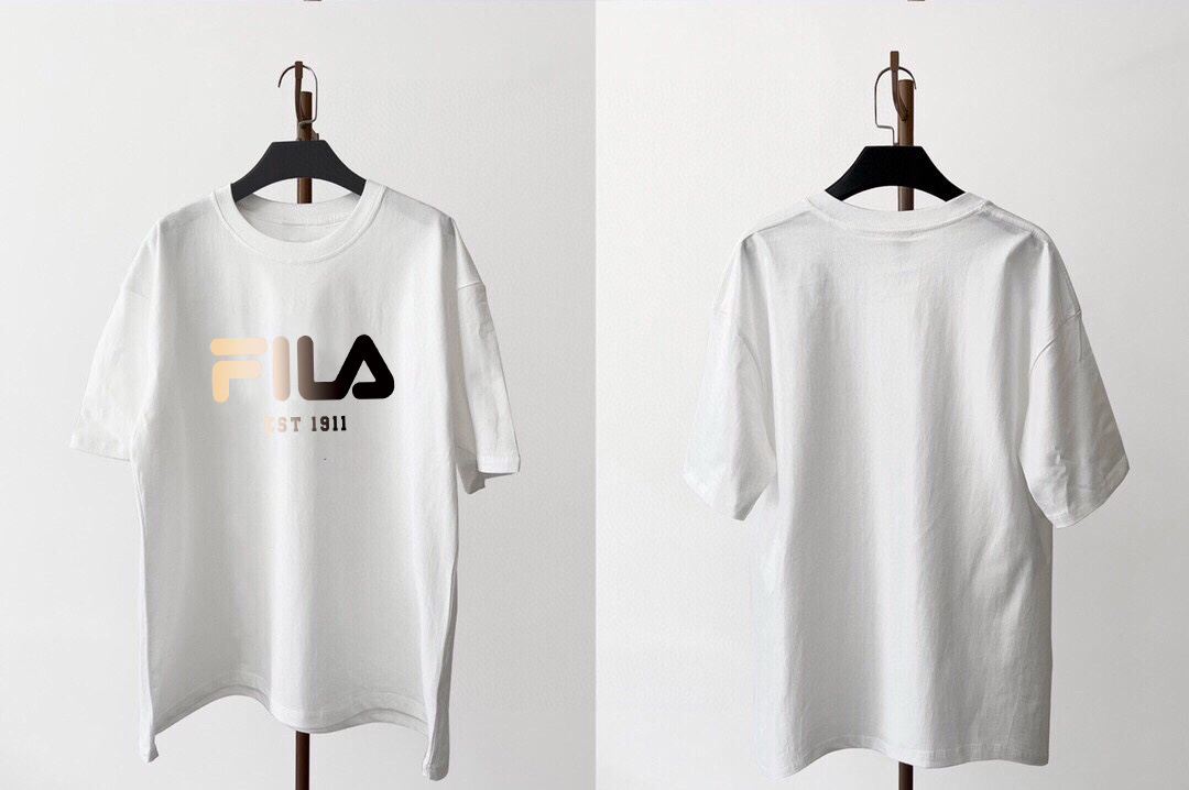 💰65   FILA/斐乐T恤，限定印花短袖T恤，男女同款，ins小红书叫你搭配上身，夏季新品首发，版型宽松，260g高克重新疆棉，修饰脸型且舒适有型，近年来深受欢迎的风格，细节无敌，大方又随性，情侣闺蜜上身游刃有余！
颜色：  黑色    白色  
尺码：M-3XL   
      胸围    袖长    衣长  
M  108      20       69  
L    112      21      71  
XL  116     22      73  
XXL 120    23    75
3XL 124    24     77