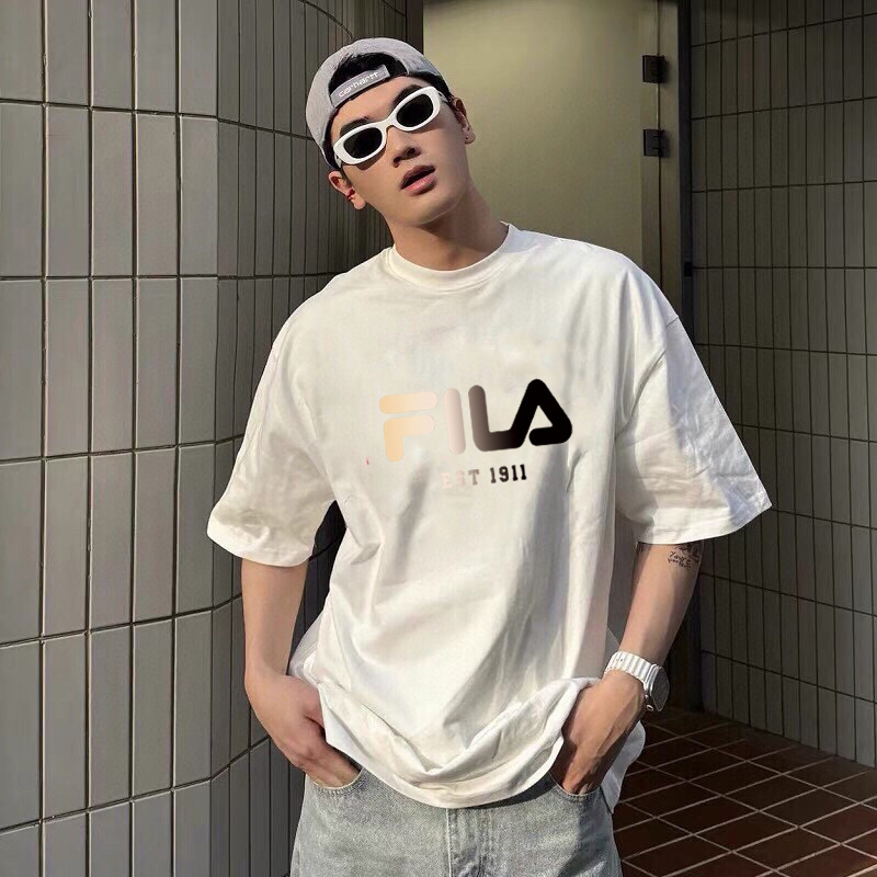 💰65   FILA/斐乐T恤，限定印花短袖T恤，男女同款，ins小红书叫你搭配上身，夏季新品首发，版型宽松，260g高克重新疆棉，修饰脸型且舒适有型，近年来深受欢迎的风格，细节无敌，大方又随性，情侣闺蜜上身游刃有余！
颜色：  黑色    白色  
尺码：M-3XL   
      胸围    袖长    衣长  
M  108      20       69  
L    112      21      71  
XL  116     22      73  
XXL 120    23    75
3XL 124    24     77