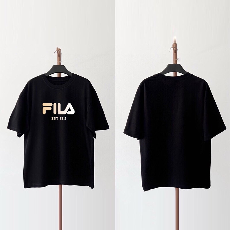 💰65   FILA/斐乐T恤，专柜官网限定印花短袖T恤，男女同款，ins小红书叫你搭配上身，夏季新品首发，版型宽松，260g高克重新疆棉，修饰脸型且舒适有型，近年来深受欢迎的风格，细节无敌，大方又随性，情侣闺蜜上身游刃有余！
颜色：  黑色    白色 
尺码：M-3XL   
      胸围    袖长    衣长  
M  108      20       69  
L    112      21      71  
XL  116     22      73  
XXL 120    23    75
3XL 124    24     77