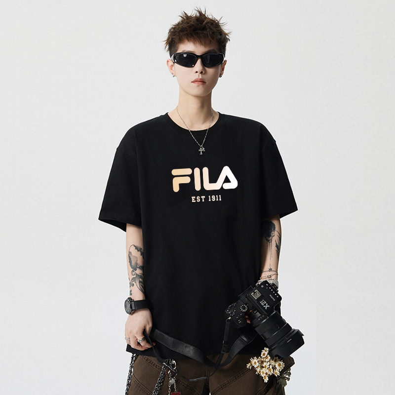 💰65   FILA/斐乐T恤，专柜官网限定印花短袖T恤，男女同款，ins小红书叫你搭配上身，夏季新品首发，版型宽松，260g高克重新疆棉，修饰脸型且舒适有型，近年来深受欢迎的风格，细节无敌，大方又随性，情侣闺蜜上身游刃有余！
颜色：  黑色    白色 
尺码：M-3XL   
      胸围    袖长    衣长  
M  108      20       69  
L    112      21      71  
XL  116     22      73  
XXL 120    23    75
3XL 124    24     77