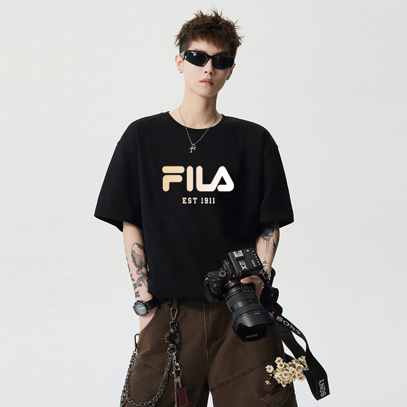 💰65   FILA/斐乐T恤，专柜官网限定印花短袖T恤，男女同款，ins小红书叫你搭配上身，夏季新品首发，版型宽松，260g高克重新疆棉，修饰脸型且舒适有型，近年来深受欢迎的风格，细节无敌，大方又随性，情侣闺蜜上身游刃有余！
颜色：  黑色    白色 
尺码：M-3XL   
      胸围    袖长    衣长  
M  108      20       69  
L    112      21      71  
XL  116     22      73  
XXL 120    23    75
3XL 124    24     77
