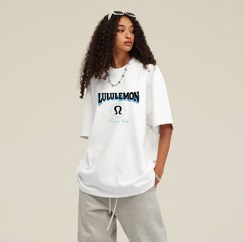 💰65     lululemon/露露短袖，官方限定短袖T恤 男女同款
          官网同步发售，240克纯棉双纱夏日非常舒适透气克重胸口经典的lulu印花 ，潮人必备时尚单品，不挑身材，包容性更强，品质质感拉满 细节无可挑剔！！

颜色：白色 黑色   
尺码：M-3XL 
       胸围    袖长    衣长 
M     108      20       69 
L     112      21       71 
XL   116       22      73 
XXL 120     23      75 
3XL 124     24       77