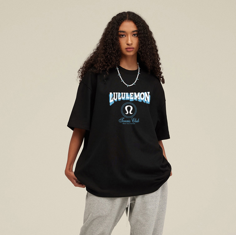 💰65     lululemon/露露短袖，官方限定短袖T恤 男女同款
          官网同步发售，240克纯棉双纱夏日非常舒适透气克重胸口经典的lulu印花 ，潮人必备时尚单品，不挑身材，包容性更强，品质质感拉满 细节无可挑剔！！

颜色：白色 黑色   
尺码：M-3XL 
       胸围    袖长    衣长 
M     108      20       69 
L     112      21       71 
XL   116       22      73 
XXL 120     23      75 
3XL 124     24       77