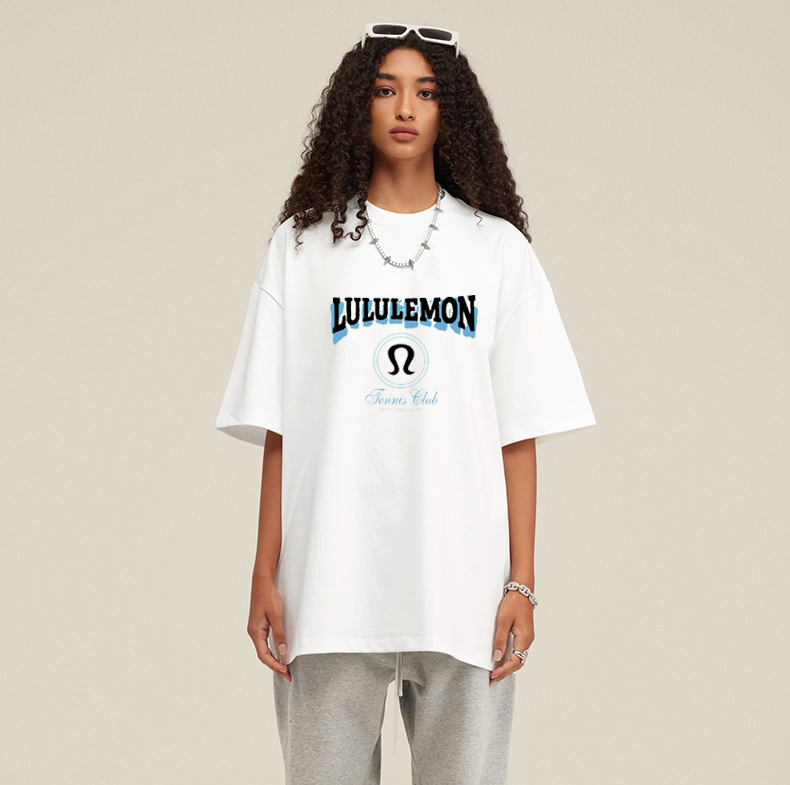 💰65     lululemon/露露短袖，官方限定短袖T恤 男女同款
          官网同步发售，240克纯棉双纱夏日非常舒适透气克重胸口经典的lulu印花 ，潮人必备时尚单品，不挑身材，包容性更强，品质质感拉满 细节无可挑剔！！

颜色：白色 黑色   
尺码：M-3XL 
       胸围    袖长    衣长 
M     108      20       69 
L     112      21       71 
XL   116       22      73 
XXL 120     23      75 
3XL 124     24       77