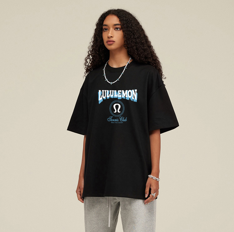 💰65     lululemon/露露短袖，官方限定短袖T恤 男女同款
          官网同步发售，240克纯棉双纱夏日非常舒适透气克重胸口经典的lulu印花 ，潮人必备时尚单品，不挑身材，包容性更强，品质质感拉满 细节无可挑剔！！

颜色：白色 黑色   
尺码：M-3XL 
       胸围    袖长    衣长 
M     108      20       69 
L     112      21       71 
XL   116       22      73 
XXL 120     23      75 
3XL 124     24       77