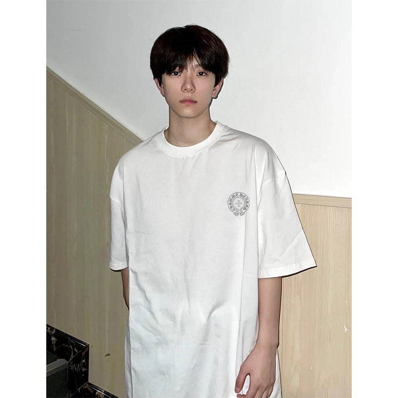 💰65      克罗心/Chrome Hearts     夏季高品质纯棉宽松版风格Iogo印花短袖T恤 百搭款
此款风格独特     设计灵感源于欧美式的设计风格 融合摇滚朋克 街头嘻哈等低调的奢华风∽
采用国标出口优质全棉面料 超高印花工艺 百洗不缩水 色牢度牢等特点 穿着舒适 透气 有坠感 ∽
宽松版型 前后幅缀以品牌的招牌星标图案logo采用渗印工艺  不开裂 不脱落 全身专机走线紧密平顺 堪称绝对的重工之作 挑战古板的传统服装 有了一个更自然 放松 更时髦 个性的新选择
颜色：白色      黑色
尺码： M -  3XL
          胸围   袖长   衣长    肩宽 
M      108     20      69       58 
L        112    21      71       60
XL     116    22      73       62 
XXL  120    23      75       64 
3XL   124    24      77      66
