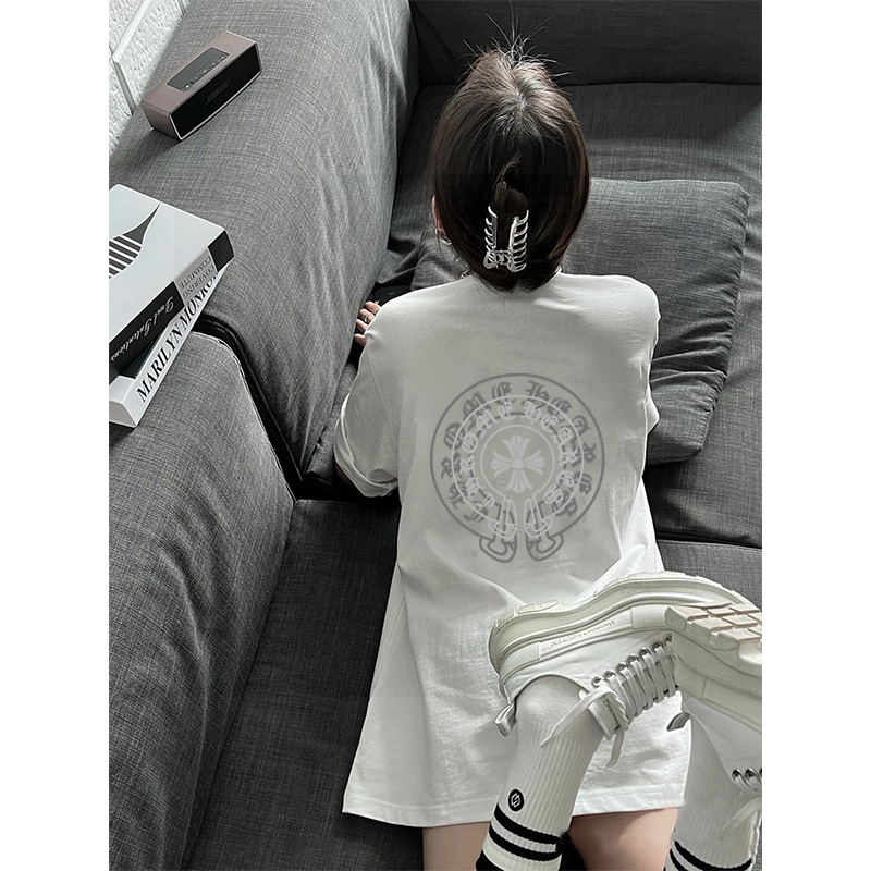 💰65      克罗心/Chrome Hearts     夏季高品质纯棉宽松版风格Iogo印花短袖T恤 百搭款
此款风格独特     设计灵感源于欧美式的设计风格 融合摇滚朋克 街头嘻哈等低调的奢华风∽
采用国标出口优质全棉面料 超高印花工艺 百洗不缩水 色牢度牢等特点 穿着舒适 透气 有坠感 ∽
宽松版型 前后幅缀以品牌的招牌星标图案logo采用渗印工艺  不开裂 不脱落 全身专机走线紧密平顺 堪称绝对的重工之作 挑战古板的传统服装 有了一个更自然 放松 更时髦 个性的新选择
颜色：白色      黑色
尺码： M -  3XL
          胸围   袖长   衣长    肩宽 
M      108     20      69       58 
L        112    21      71       60
XL     116    22      73       62 
XXL  120    23      75       64 
3XL   124    24      77      66
