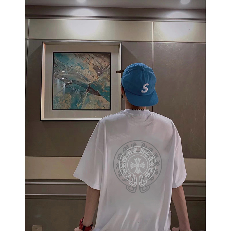💰65      克罗心/Chrome Hearts     夏季高品质纯棉宽松版风格Iogo印花短袖T恤 百搭款
此款风格独特     设计灵感源于欧美式的设计风格 融合摇滚朋克 街头嘻哈等低调的奢华风∽
采用国标出口优质全棉面料 超高印花工艺 百洗不缩水 色牢度牢等特点 穿着舒适 透气 有坠感 ∽
宽松版型 前后幅缀以品牌的招牌星标图案logo采用渗印工艺  不开裂 不脱落 全身专机走线紧密平顺 堪称绝对的重工之作 挑战古板的传统服装 有了一个更自然 放松 更时髦 个性的新选择
颜色：白色      黑色
尺码： M -  3XL
          胸围   袖长   衣长    肩宽 
M      108     20      69       58 
L        112    21      71       60
XL     116    22      73       62 
XXL  120    23      75       64 
3XL   124    24      77      66
