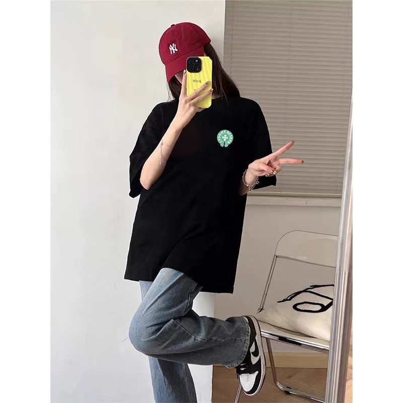 💰65      克罗心/Chrome Hearts     夏季高品质纯棉宽松版风格Iogo印花短袖T恤 百搭款
此款风格独特     设计灵感源于欧美式的设计风格 融合摇滚朋克 街头嘻哈等低调的奢华风∽
采用国标出口优质全棉面料 超高印花工艺 百洗不缩水 色牢度牢等特点 穿着舒适 透气 有坠感 ∽
宽松版型 前后幅缀以品牌的招牌星标图案logo采用渗印工艺  不开裂 不脱落 全身专机走线紧密平顺 堪称绝对的重工之作 挑战古板的传统服装 有了一个更自然 放松 更时髦 个性的新选择
颜色：白色      黑色
尺码： M -  3XL
          胸围   袖长   衣长    肩宽 
M      108     20      69       58 
L        112    21      71       60
XL     116    22      73       62 
XXL  120    23      75       64 
3XL   124    24      77      66
