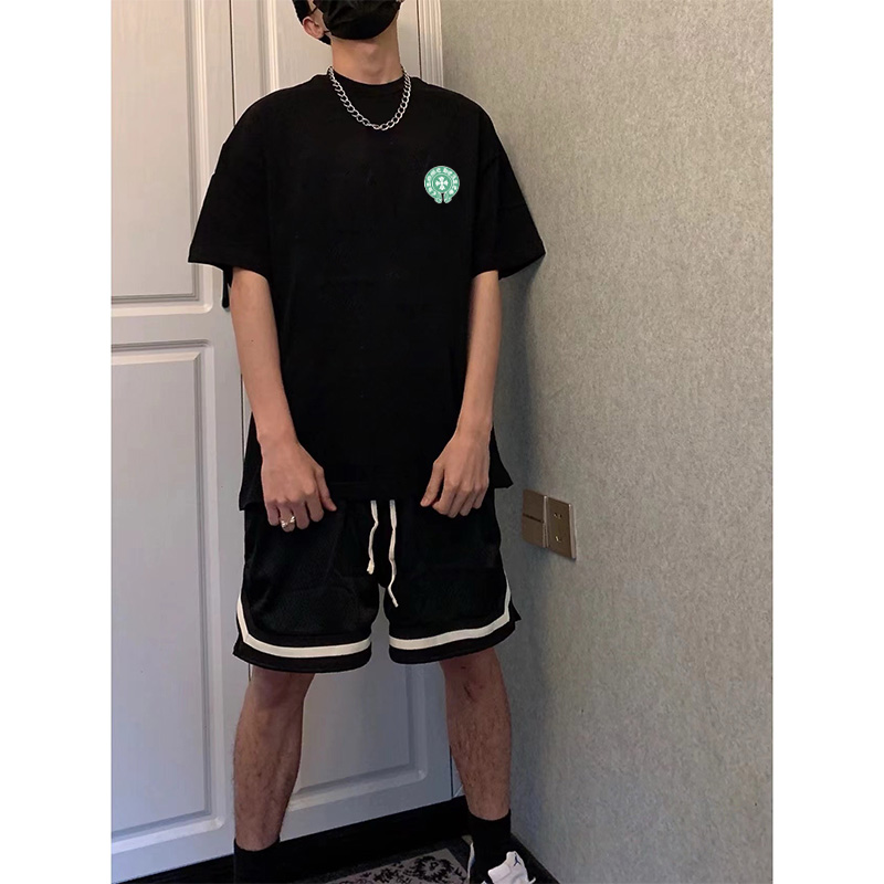 💰65      克罗心/Chrome Hearts     夏季高品质纯棉宽松版风格Iogo印花短袖T恤 百搭款
此款风格独特     设计灵感源于欧美式的设计风格 融合摇滚朋克 街头嘻哈等低调的奢华风∽
采用国标出口优质全棉面料 超高印花工艺 百洗不缩水 色牢度牢等特点 穿着舒适 透气 有坠感 ∽
宽松版型 前后幅缀以品牌的招牌星标图案logo采用渗印工艺  不开裂 不脱落 全身专机走线紧密平顺 堪称绝对的重工之作 挑战古板的传统服装 有了一个更自然 放松 更时髦 个性的新选择
颜色：白色      黑色
尺码： M -  3XL
          胸围   袖长   衣长    肩宽 
M      108     20      69       58 
L        112    21      71       60
XL     116    22      73       62 
XXL  120    23      75       64 
3XL   124    24      77      66
