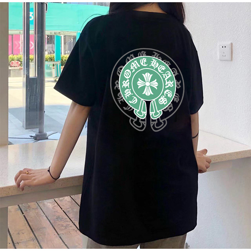 💰65      克罗心/Chrome Hearts     夏季高品质纯棉宽松版风格Iogo印花短袖T恤 百搭款
此款风格独特     设计灵感源于欧美式的设计风格 融合摇滚朋克 街头嘻哈等低调的奢华风∽
采用国标出口优质全棉面料 超高印花工艺 百洗不缩水 色牢度牢等特点 穿着舒适 透气 有坠感 ∽
宽松版型 前后幅缀以品牌的招牌星标图案logo采用渗印工艺  不开裂 不脱落 全身专机走线紧密平顺 堪称绝对的重工之作 挑战古板的传统服装 有了一个更自然 放松 更时髦 个性的新选择
颜色：白色      黑色
尺码： M -  3XL
          胸围   袖长   衣长    肩宽 
M      108     20      69       58 
L        112    21      71       60
XL     116    22      73       62 
XXL  120    23      75       64 
3XL   124    24      77      66
