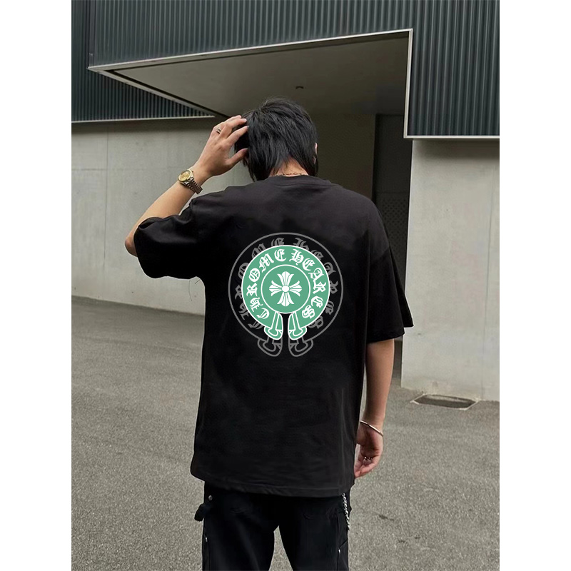 💰65      克罗心/Chrome Hearts     夏季高品质纯棉宽松版风格Iogo印花短袖T恤 百搭款
此款风格独特     设计灵感源于欧美式的设计风格 融合摇滚朋克 街头嘻哈等低调的奢华风∽
采用国标出口优质全棉面料 超高印花工艺 百洗不缩水 色牢度牢等特点 穿着舒适 透气 有坠感 ∽
宽松版型 前后幅缀以品牌的招牌星标图案logo采用渗印工艺  不开裂 不脱落 全身专机走线紧密平顺 堪称绝对的重工之作 挑战古板的传统服装 有了一个更自然 放松 更时髦 个性的新选择
颜色：白色      黑色
尺码： M -  3XL
          胸围   袖长   衣长    肩宽 
M      108     20      69       58 
L        112    21      71       60
XL     116    22      73       62 
XXL  120    23      75       64 
3XL   124    24      77      66
